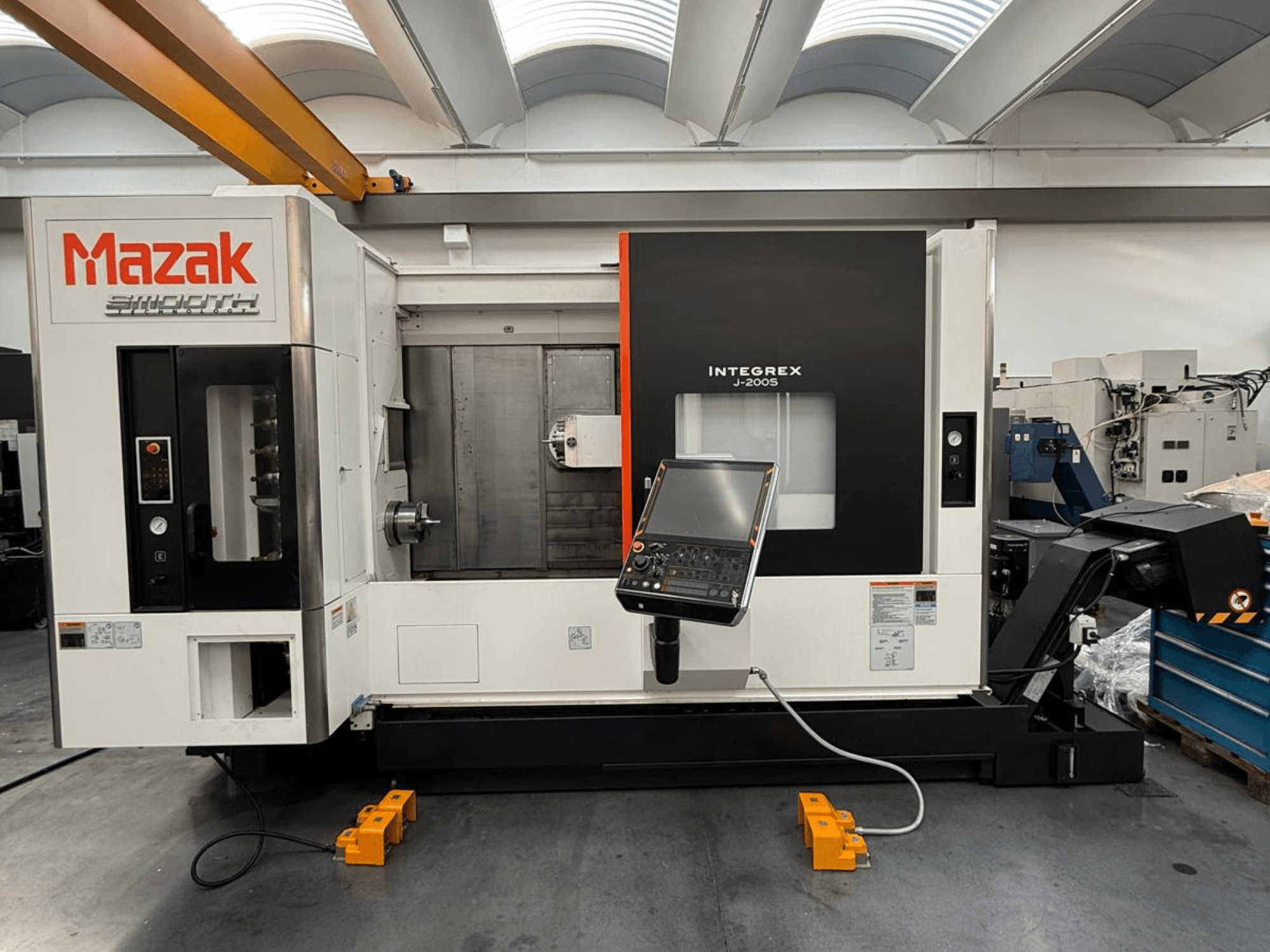 Mazak INTEGREX J-200 S maró-fordító központ elölnézetben, a vezérlőpanel és a megmunkálási terület, a gyár padlóján.
