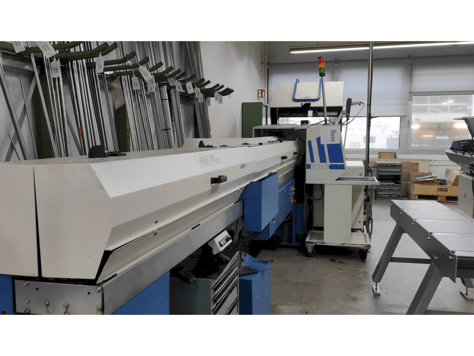 A Manurhin KMX 226 with FMB bar loader gép bal oldali nézete