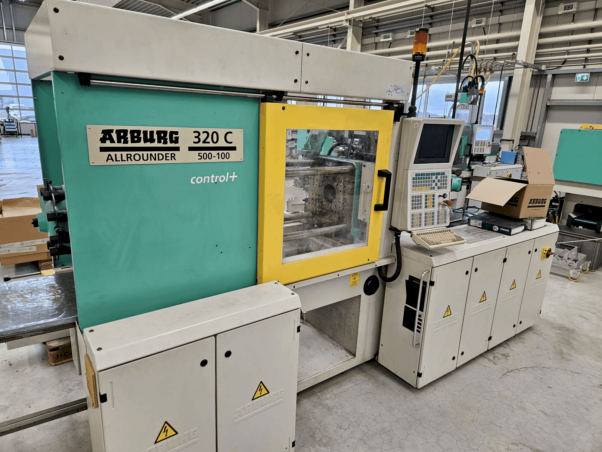 A Arburg 320 C 500-100 + Multilift H with B-Axis gép elölnézete