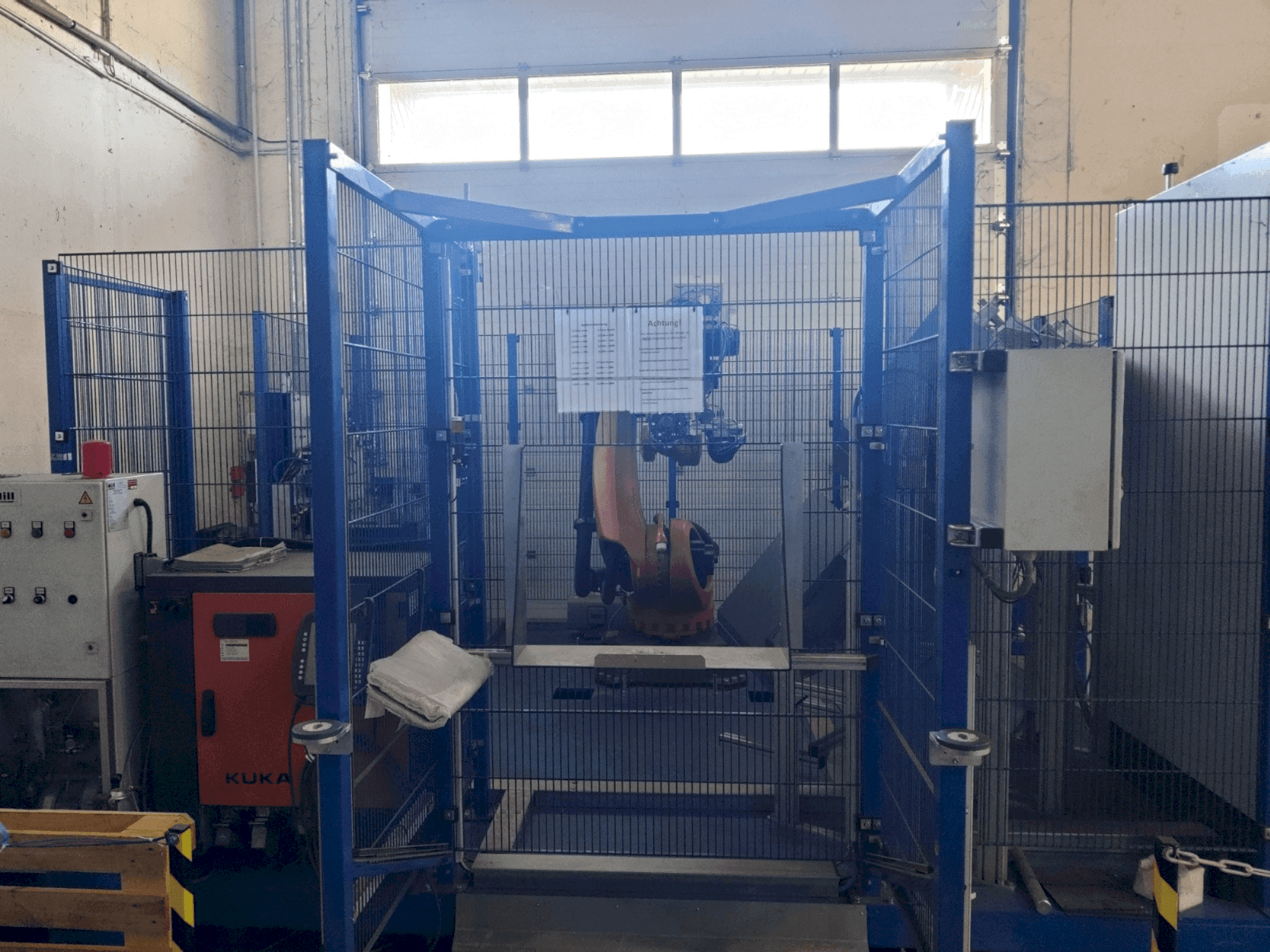 A KUKA KR 120 R 2500 pro gép elölnézete