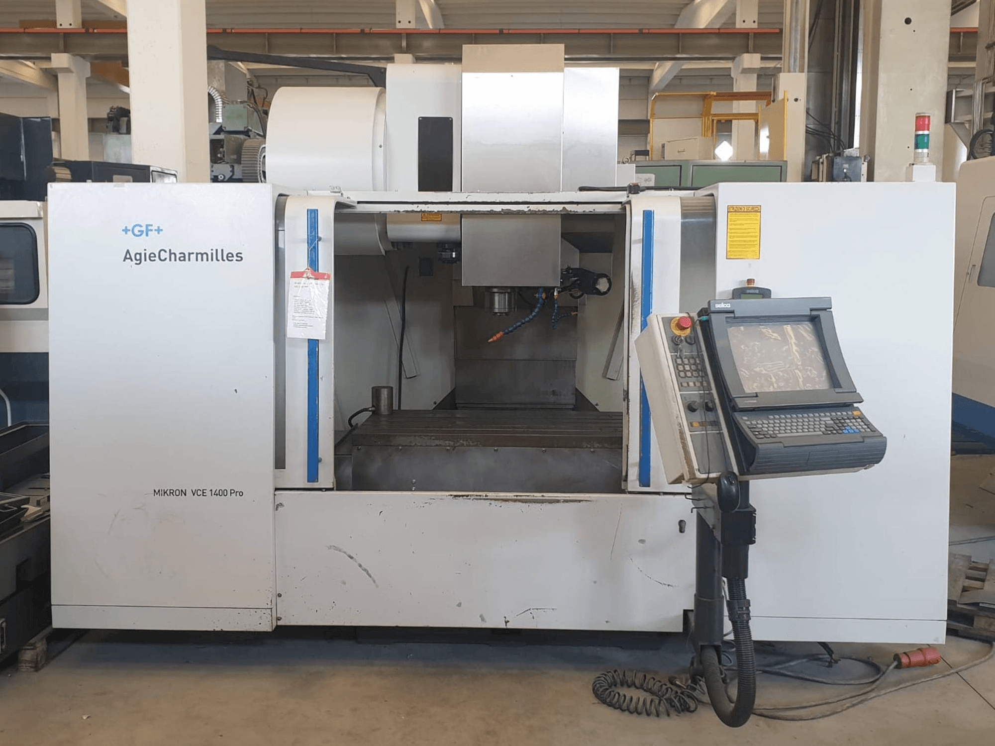 A AgieCharmilles MIKRON VCE 1400 PRO gép elölnézete