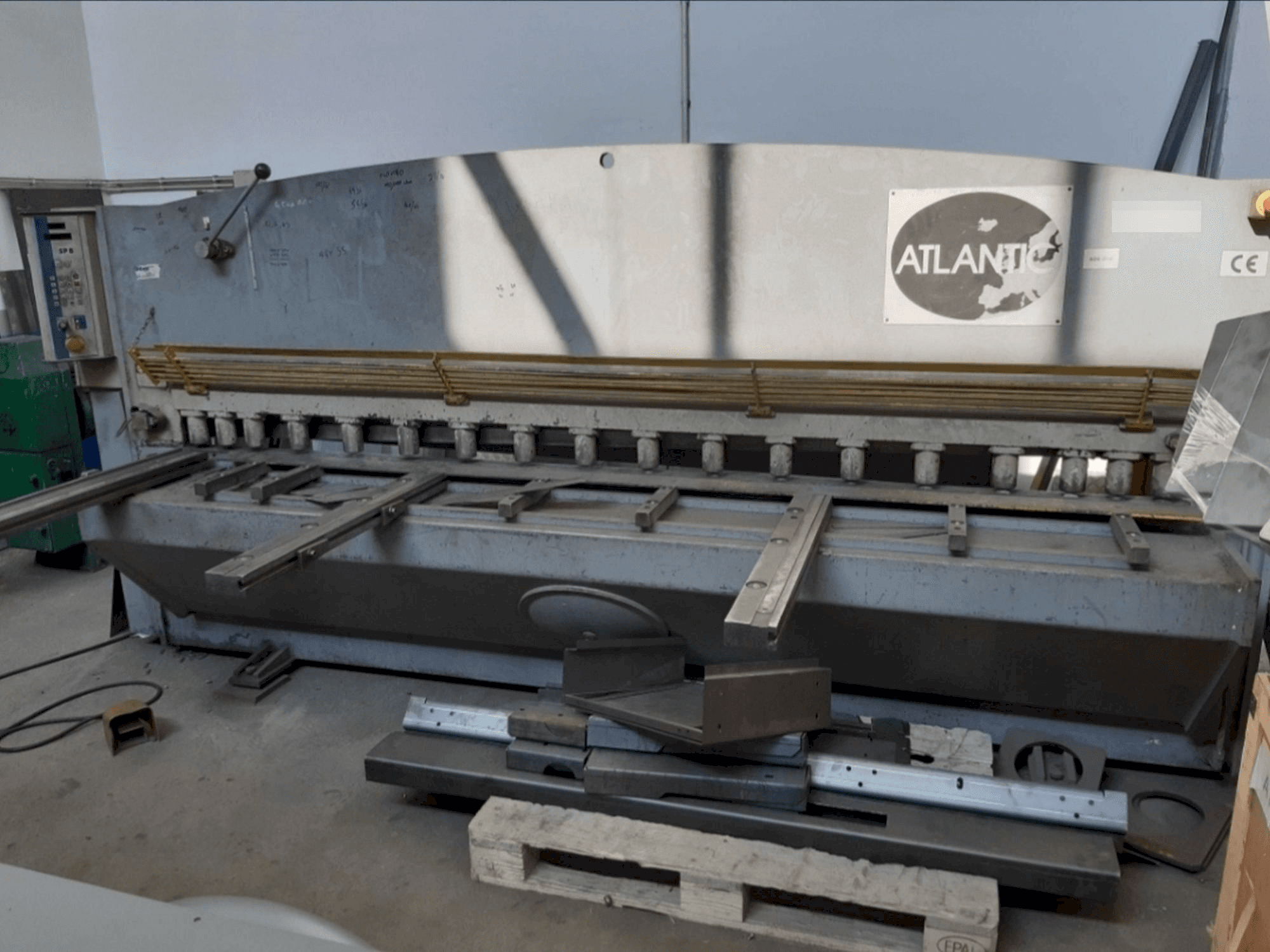 A ATLANTIC ATS 3006 gép elölnézete