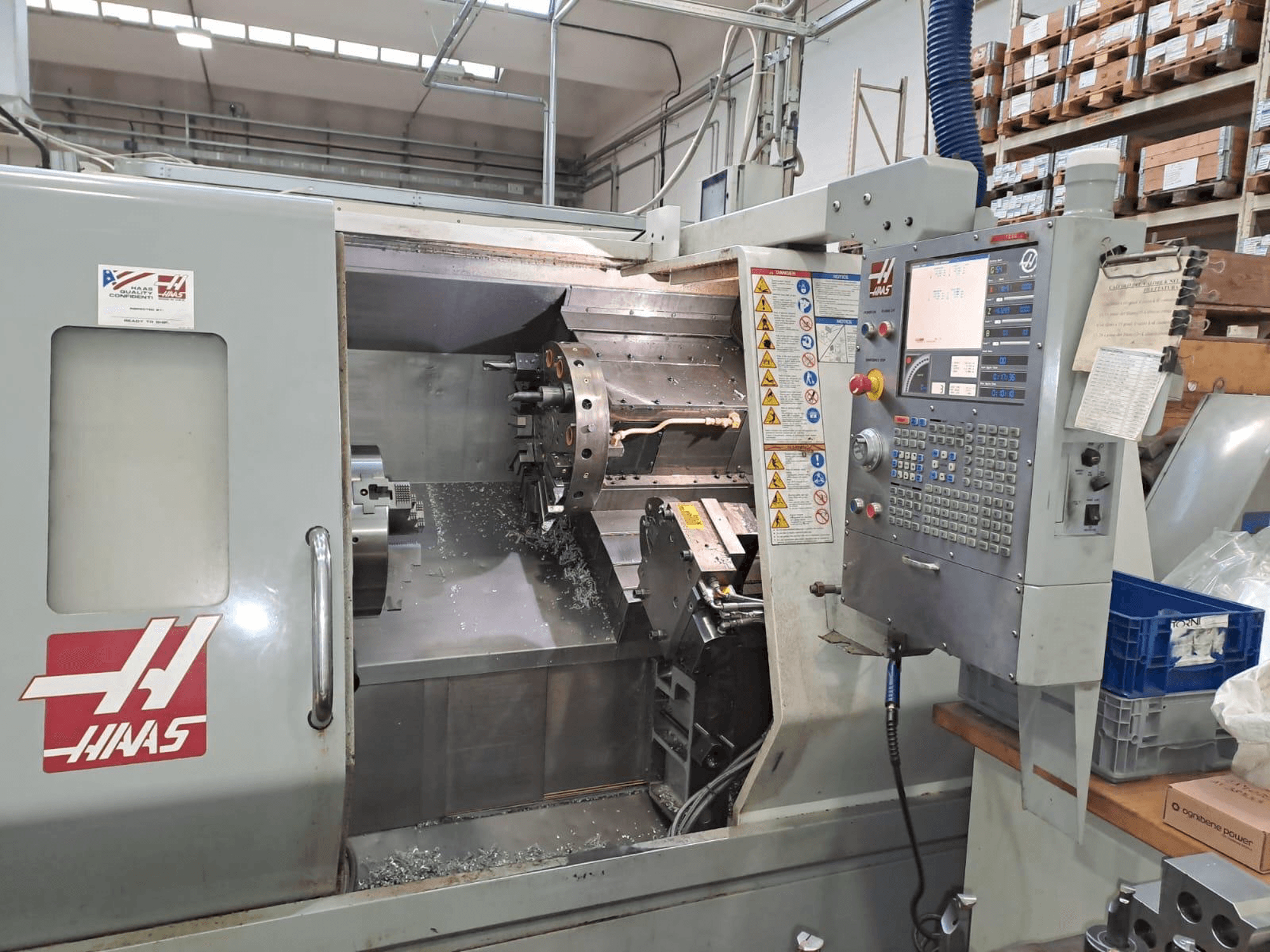A HAAS SL30 gép elölnézete