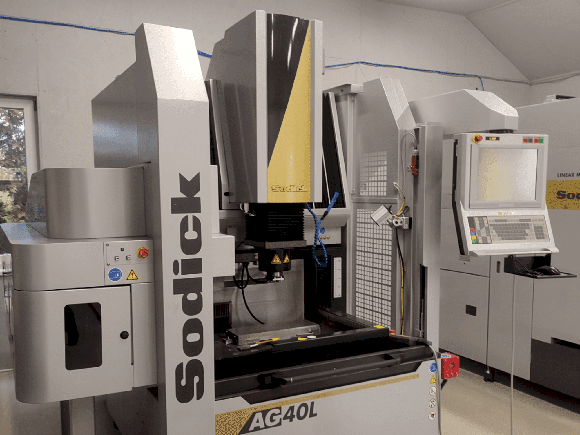 A Sodick AG40L gép elölnézete