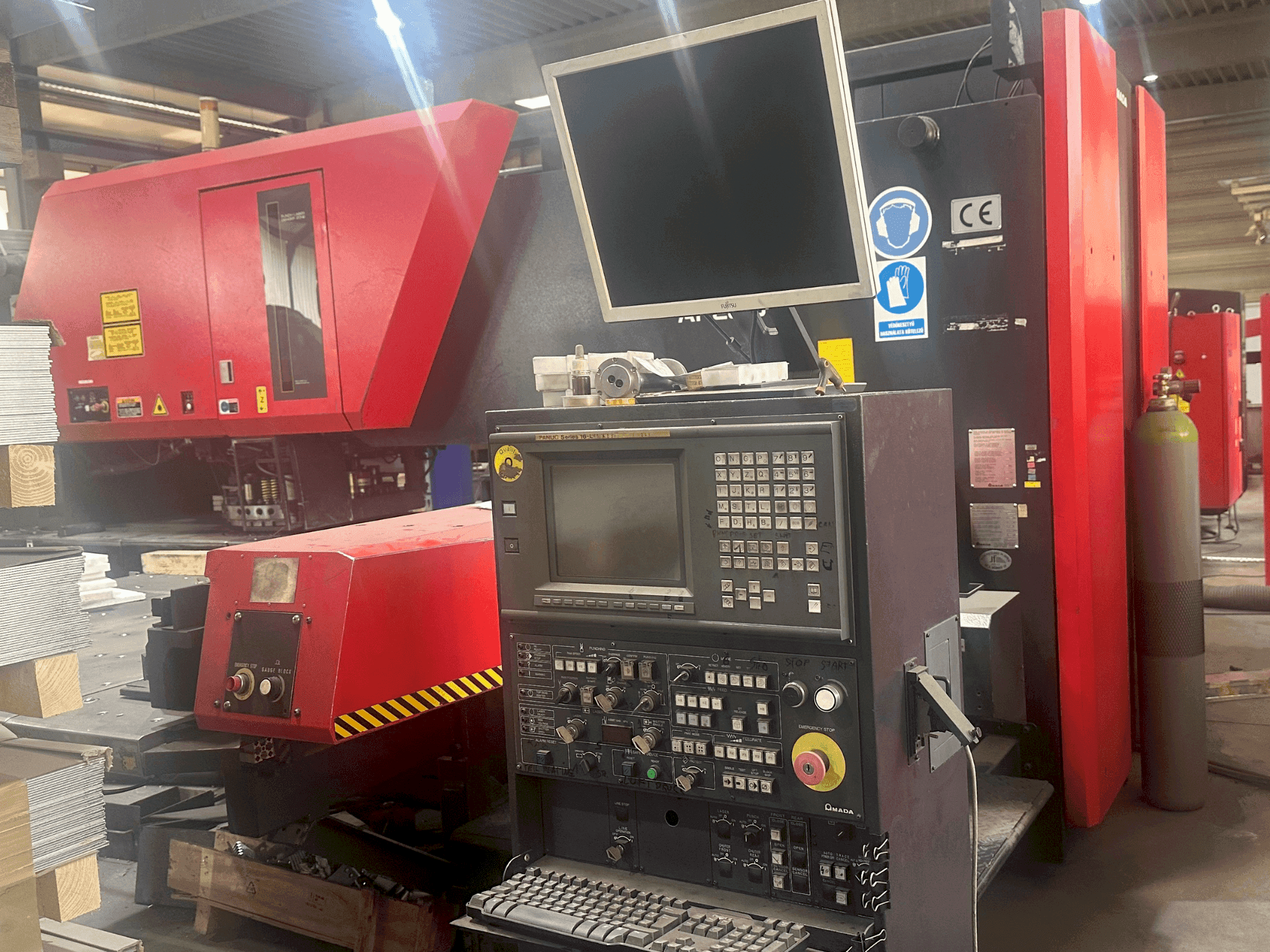 A AMADA Apelio III 2610V gép elölnézete