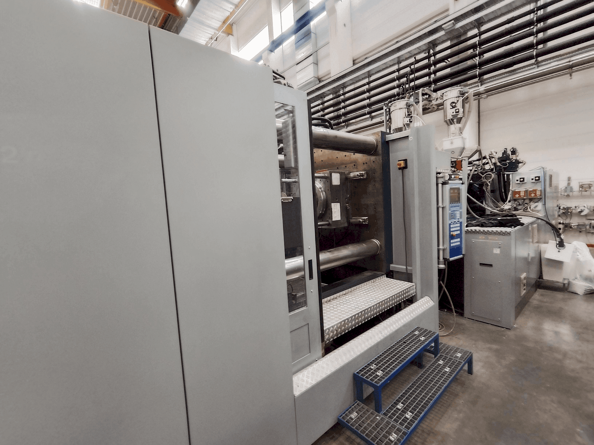A Battenfeld HM 8000/4500 + 4500 BMB 4 gép elölnézete