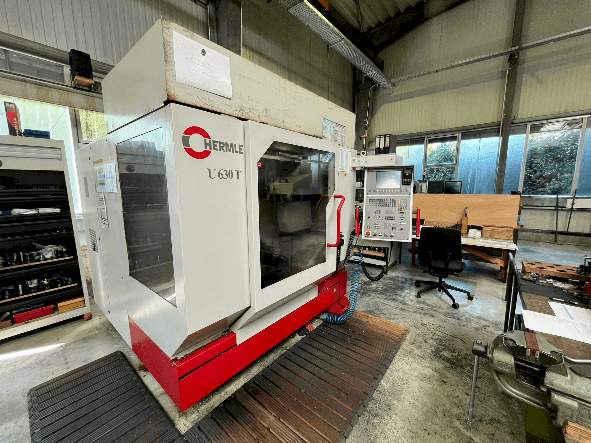 A HERMLE U 630 T gép elölnézete
