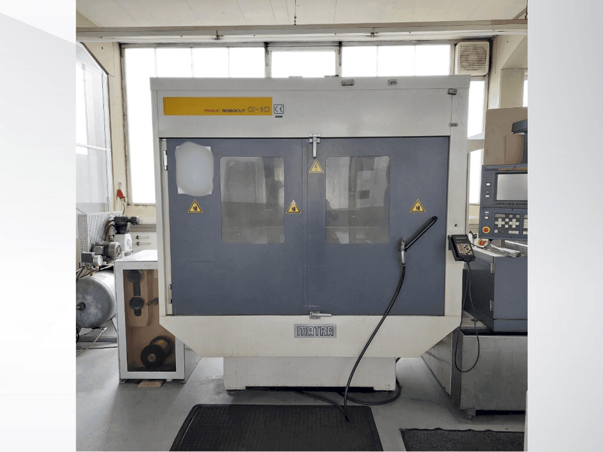 A FANUC Robocut Alpha 1C gép elölnézete