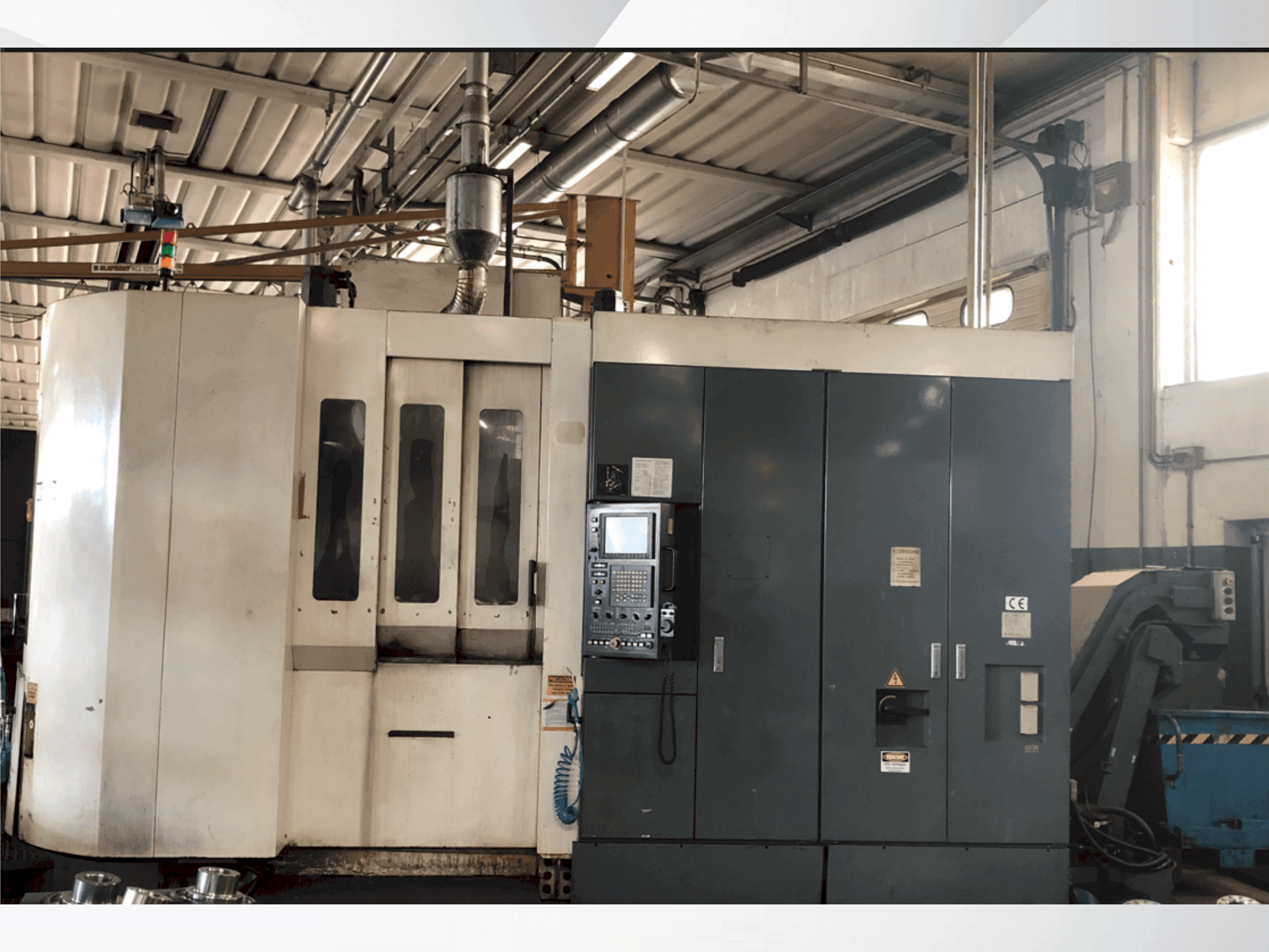 A Kitamura MyCenter HX500i gép elölnézete