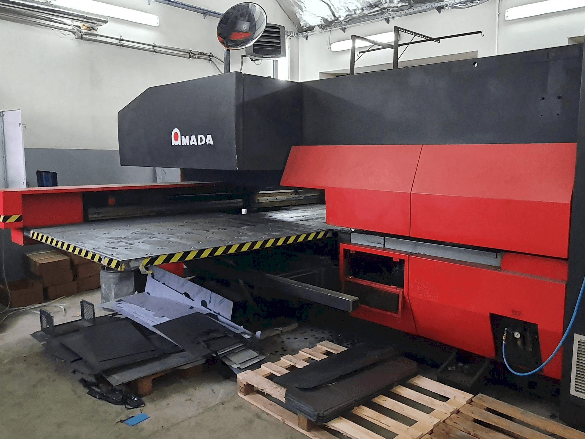 A AMADA EUROPA 258 gép elölnézete