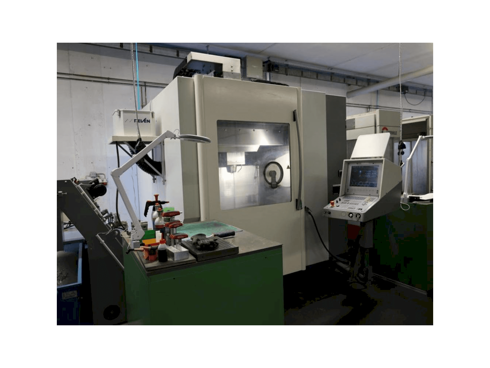 A DMG DMC65V gép elölnézete