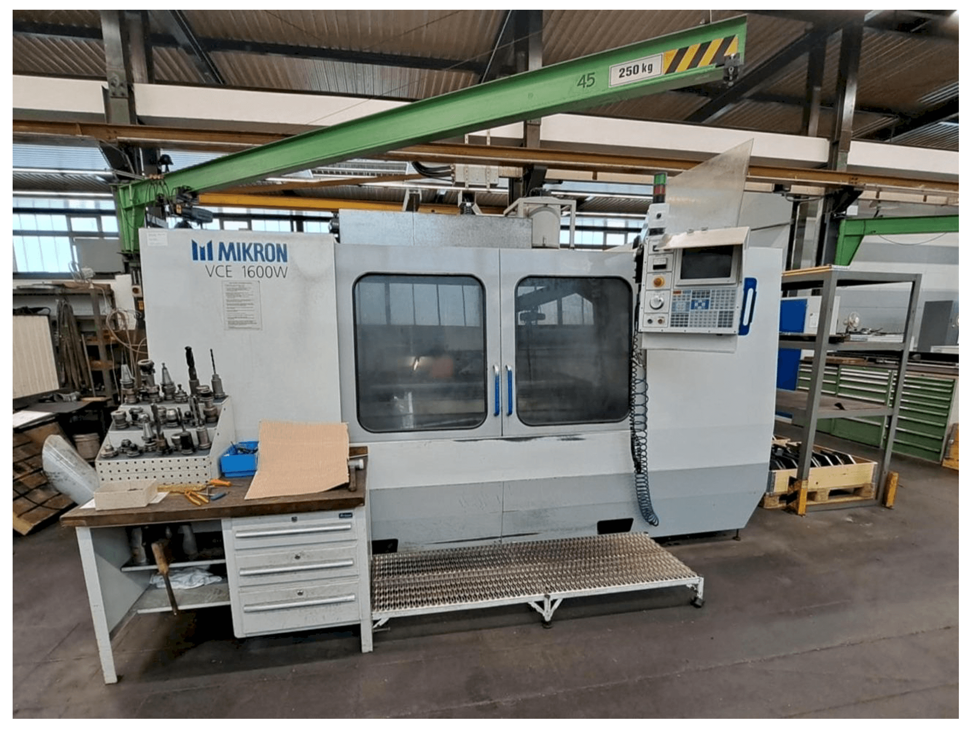 A HAAS MIKRON VCE 1600W gép elölnézete