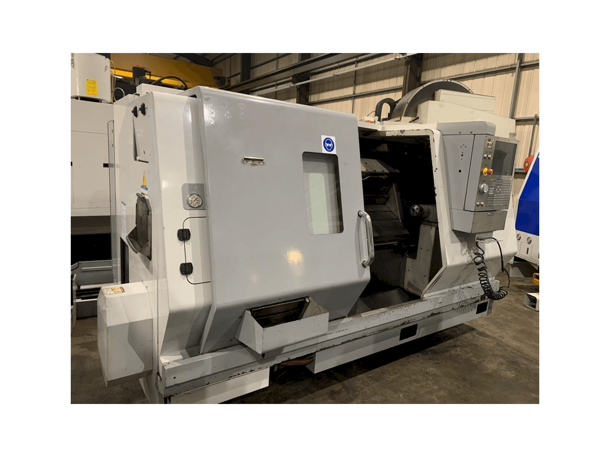 A HAAS SL-30 THE gép elölnézete