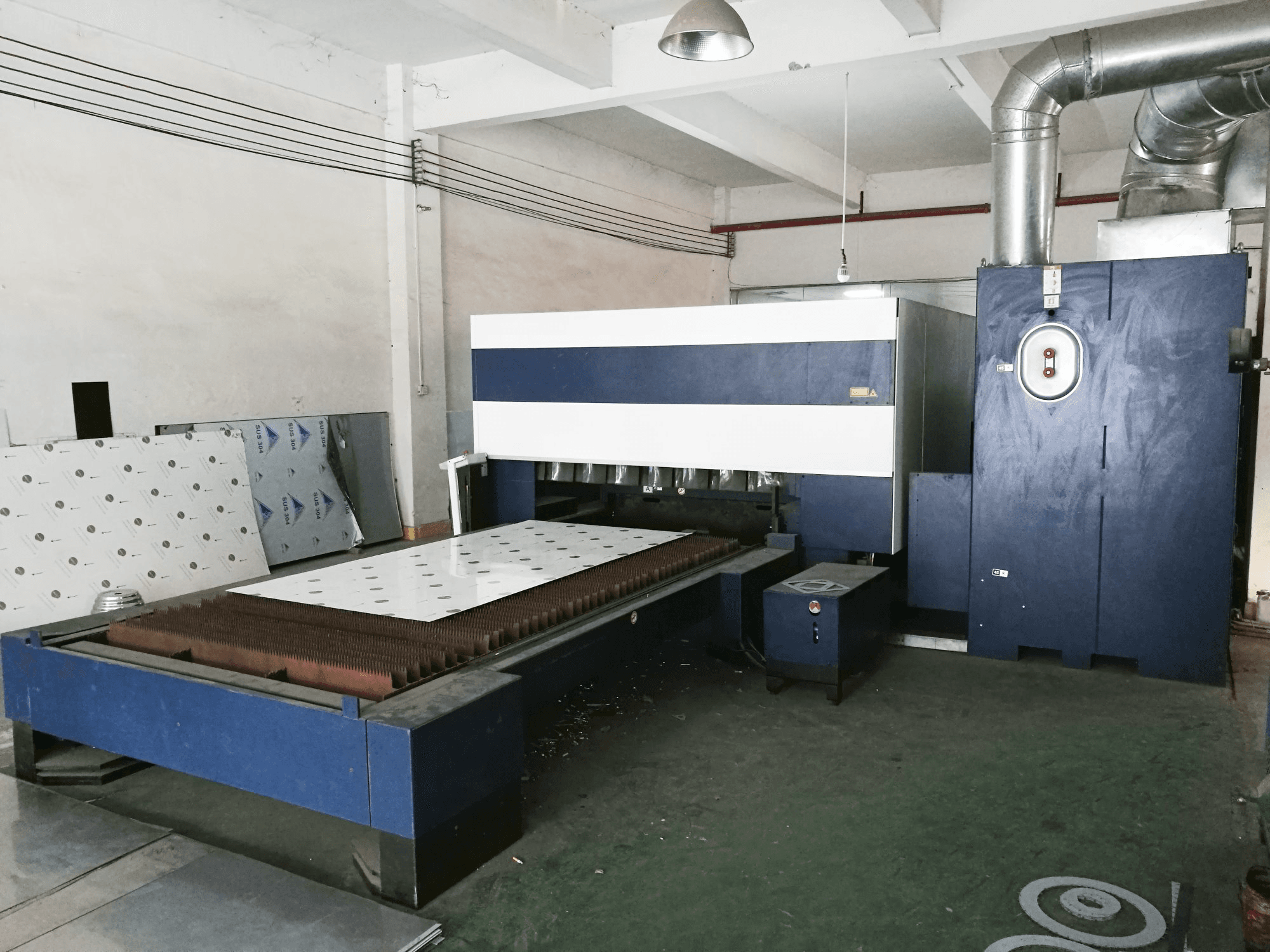 A Trumpf TruLaser 3030 gép jobb nézete