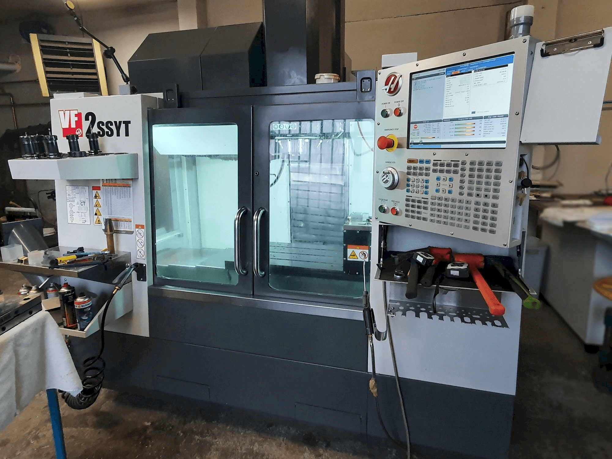 A HAAS VF-2SSYT gép elölnézete