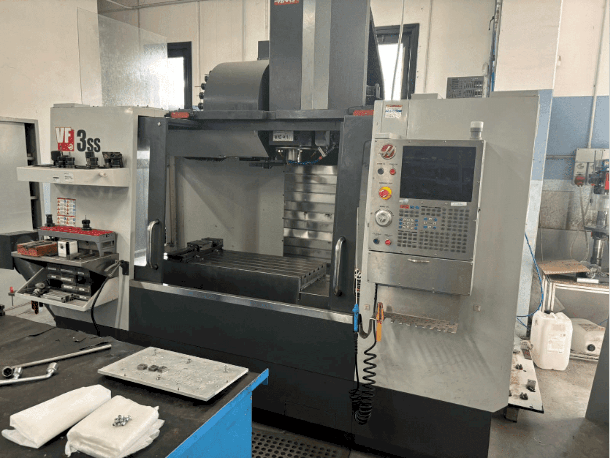 A HAAS VF3SS gép elölnézete