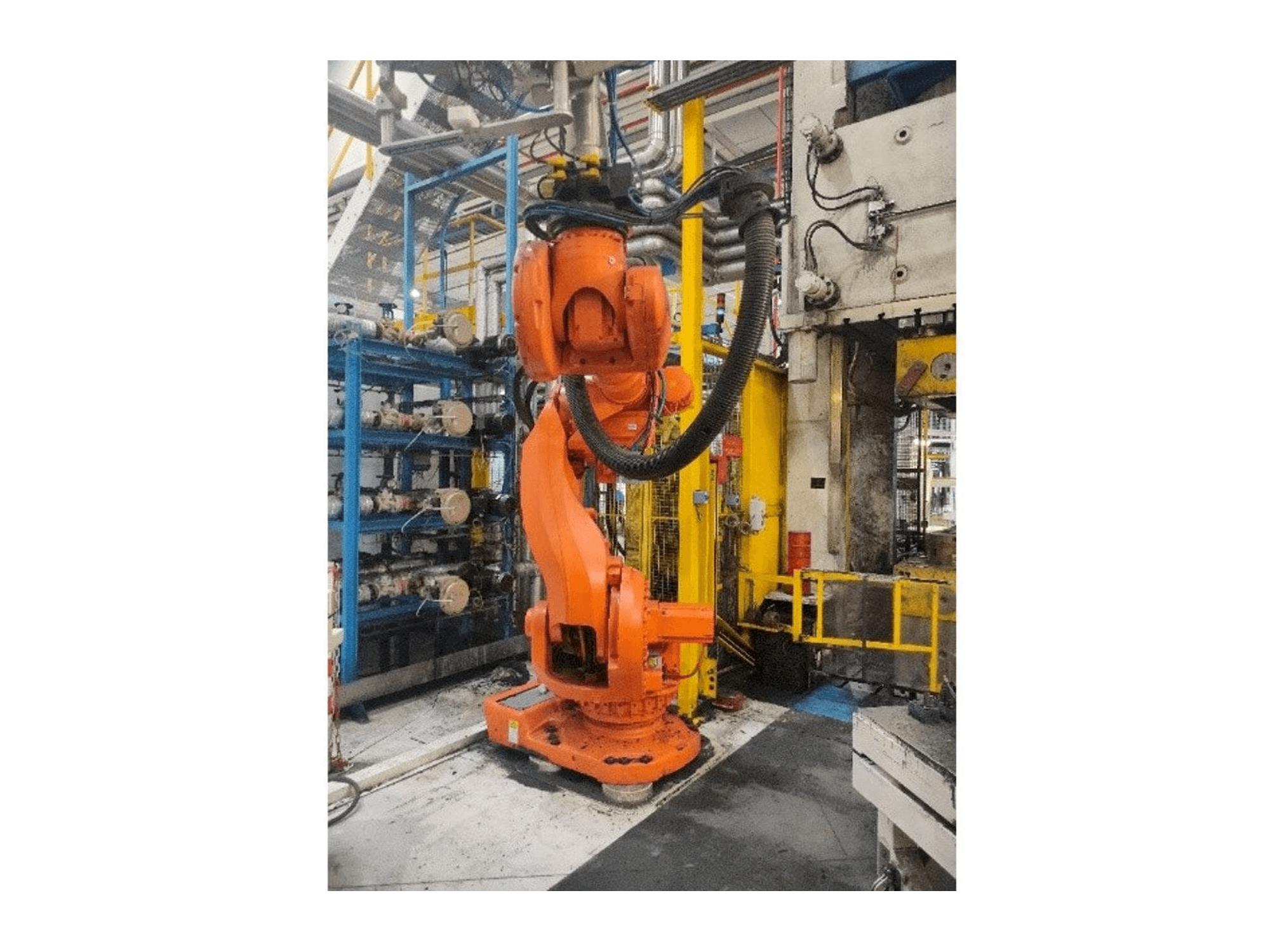 A ABB IRC5 M2004 gép elölnézete