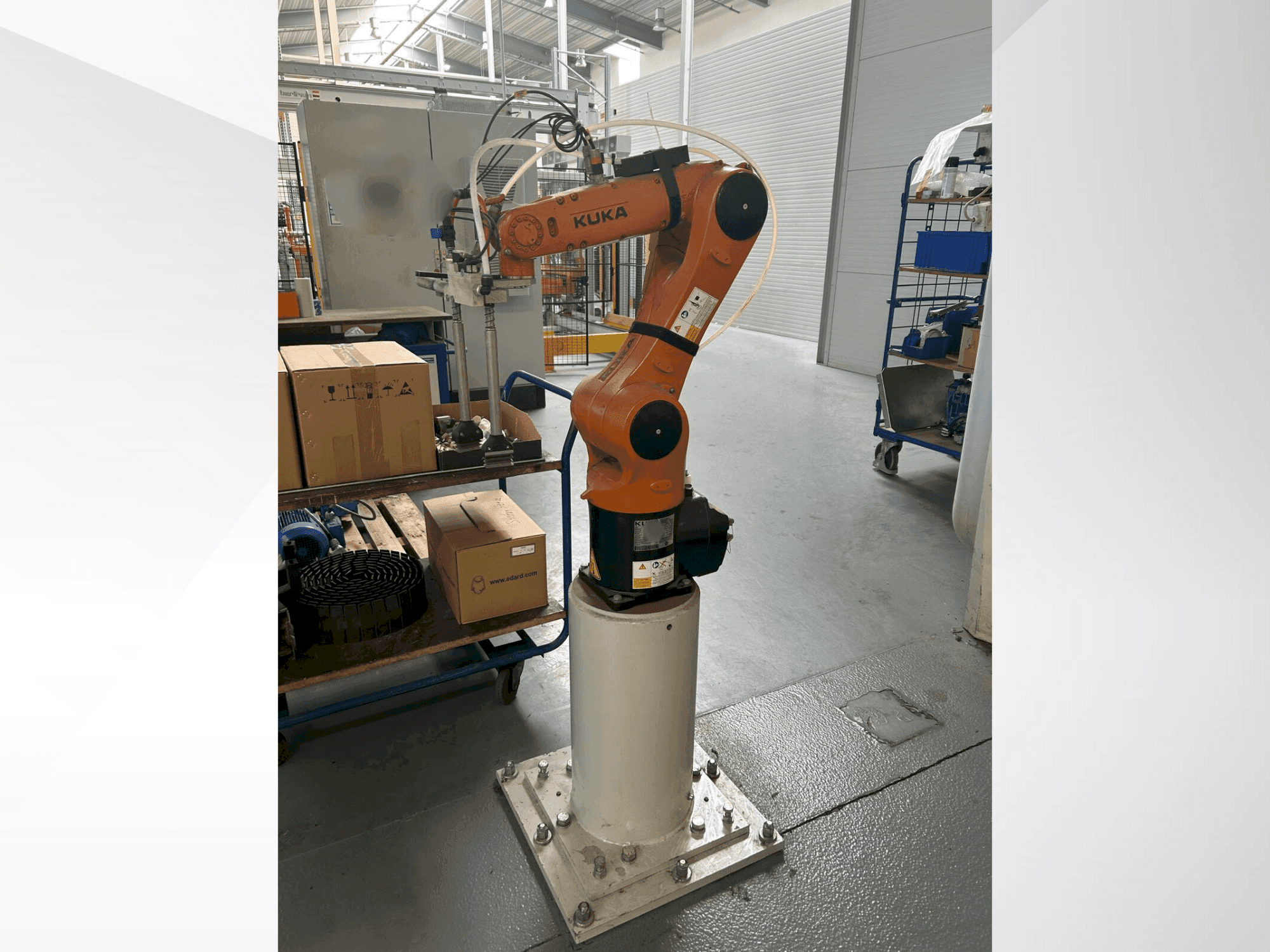 A KUKA KR 6 R900 fivve gép elölnézete