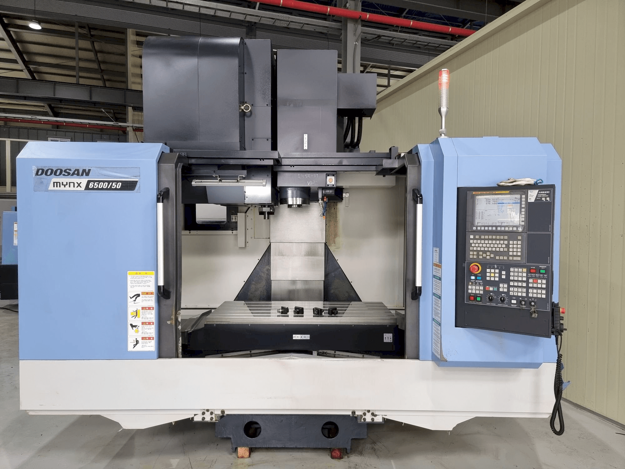 A Doosan MYNX 6500/50 gép elölnézete