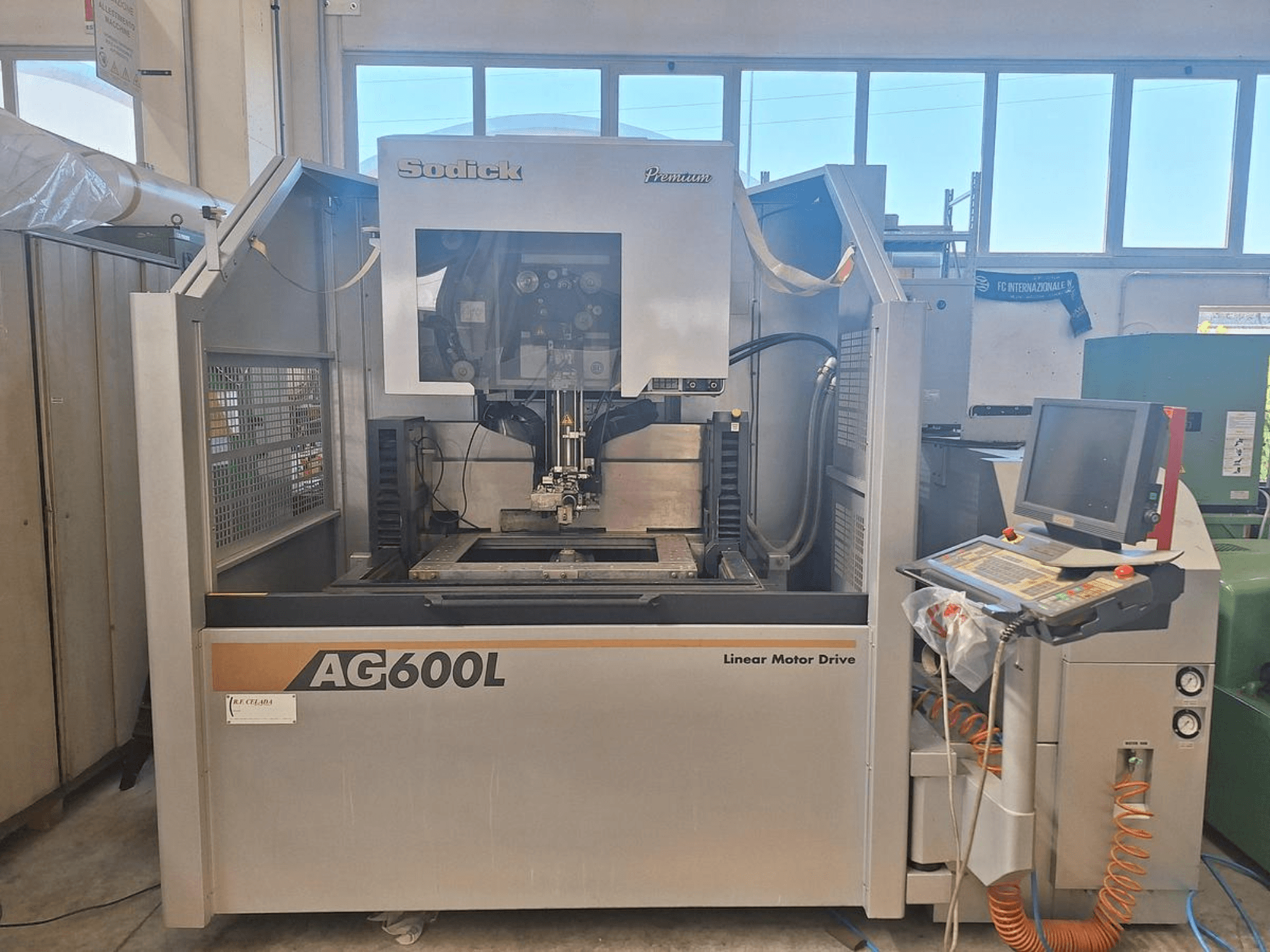 A Sodick AG 600 L huzalos szikraforgácsoló gép elölnézetben, a vezérlőpanellel és a lineáris motoros hajtással.