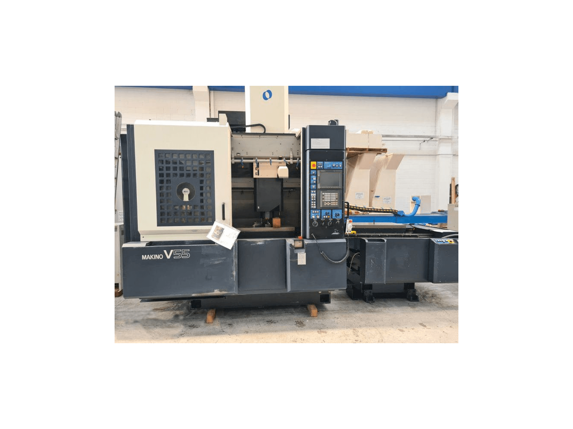 A Makino V55 gép elölnézete