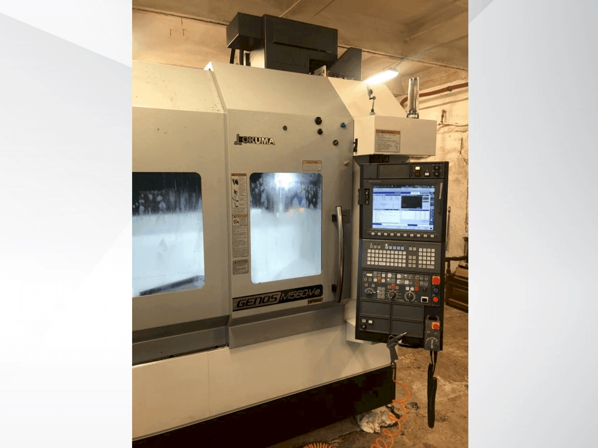 A Okuma GENOS M560-V-e gép elölnézete