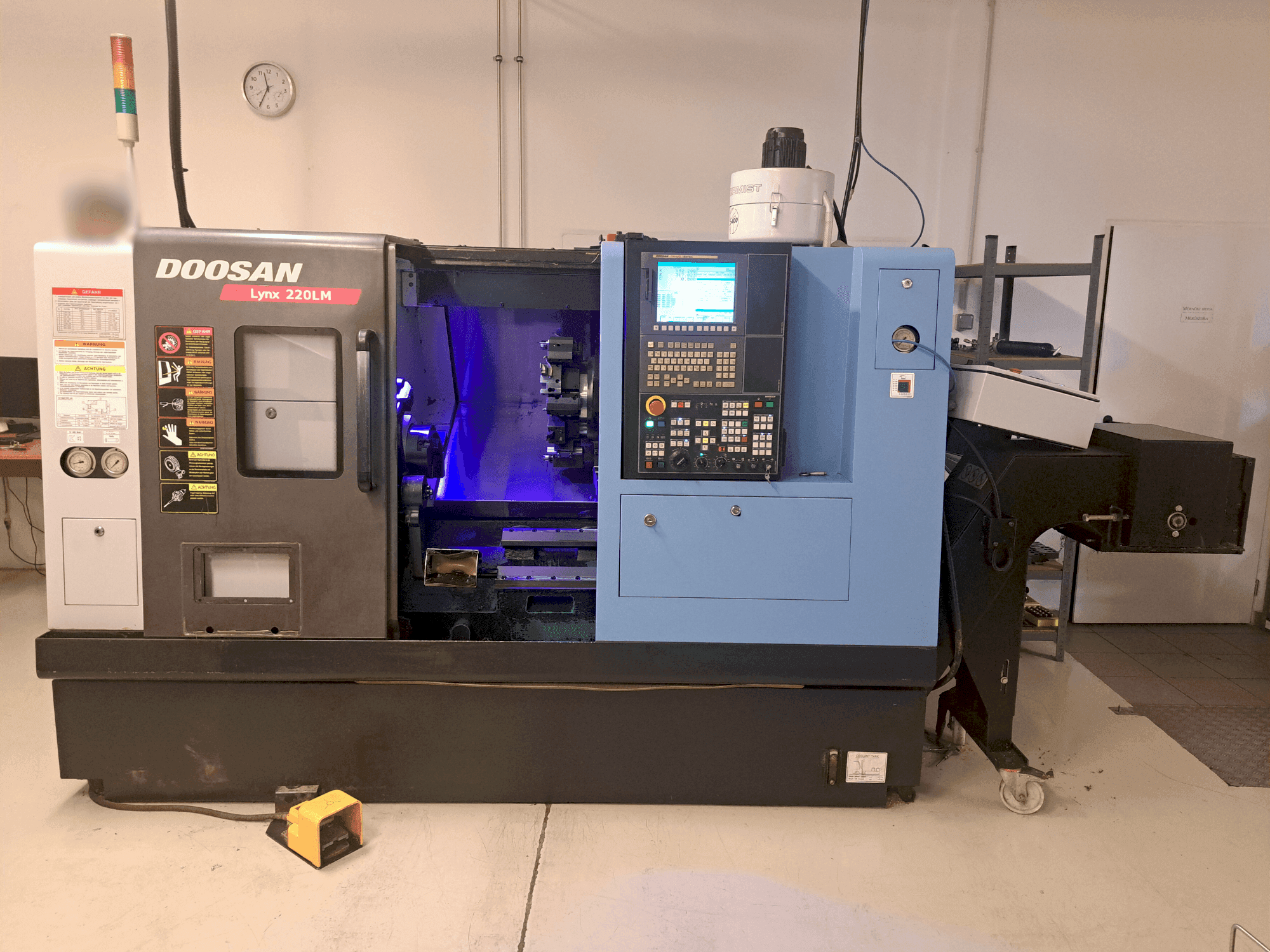 A DOOSAN LYNX 220LMA gép elölnézete