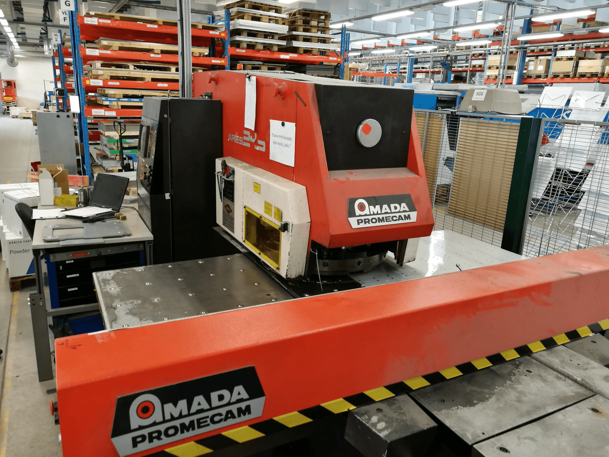 A AMADA ARIES 245 gép elölnézete