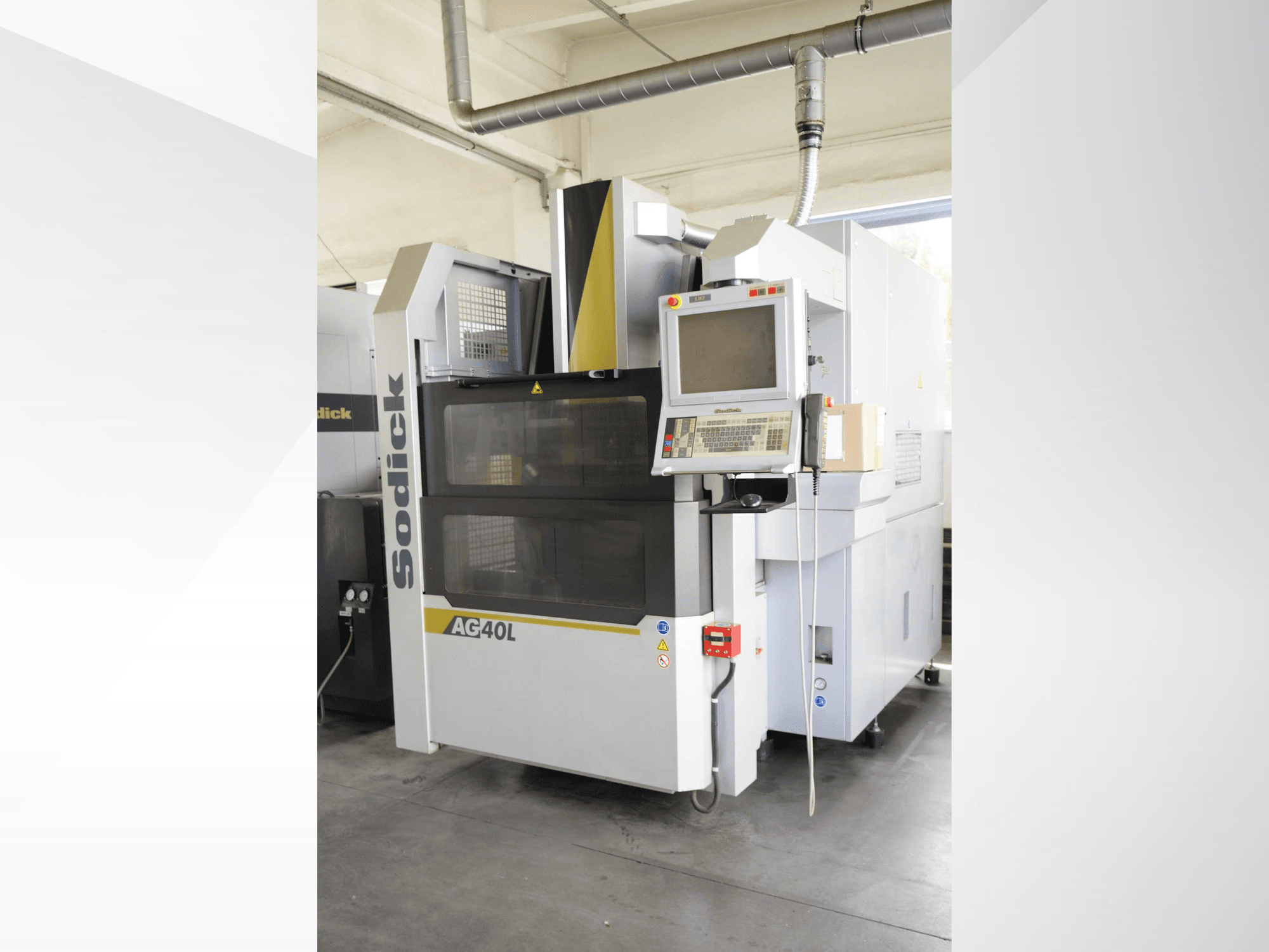 Sodick AG40L LN2 süllyesztett elektródás szikraforgácsoló gép, elölnézet a beállításokat és biztonsági funkciókat megjelenítő vezérlőpanellel.