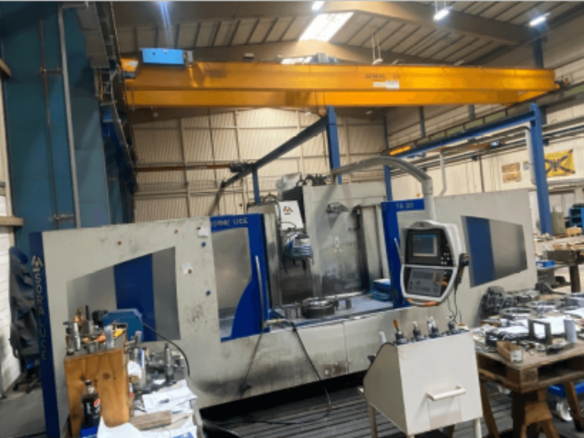 Soraluce TA-A20 ágyas marógép, előlnézet, a vezérlőpanel és a szerszámokkal és anyagokkal ellátott munkaterület bemutatása.