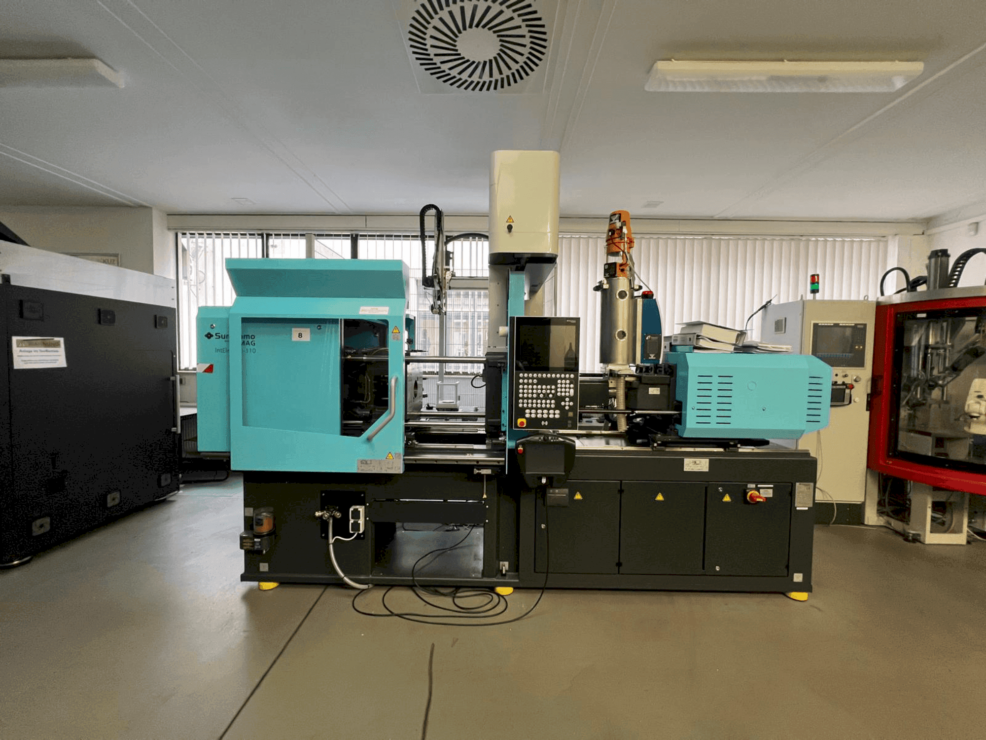 A SUMITOMO SHI DEMAG Intelect 2 50/370-110 gép elölnézete