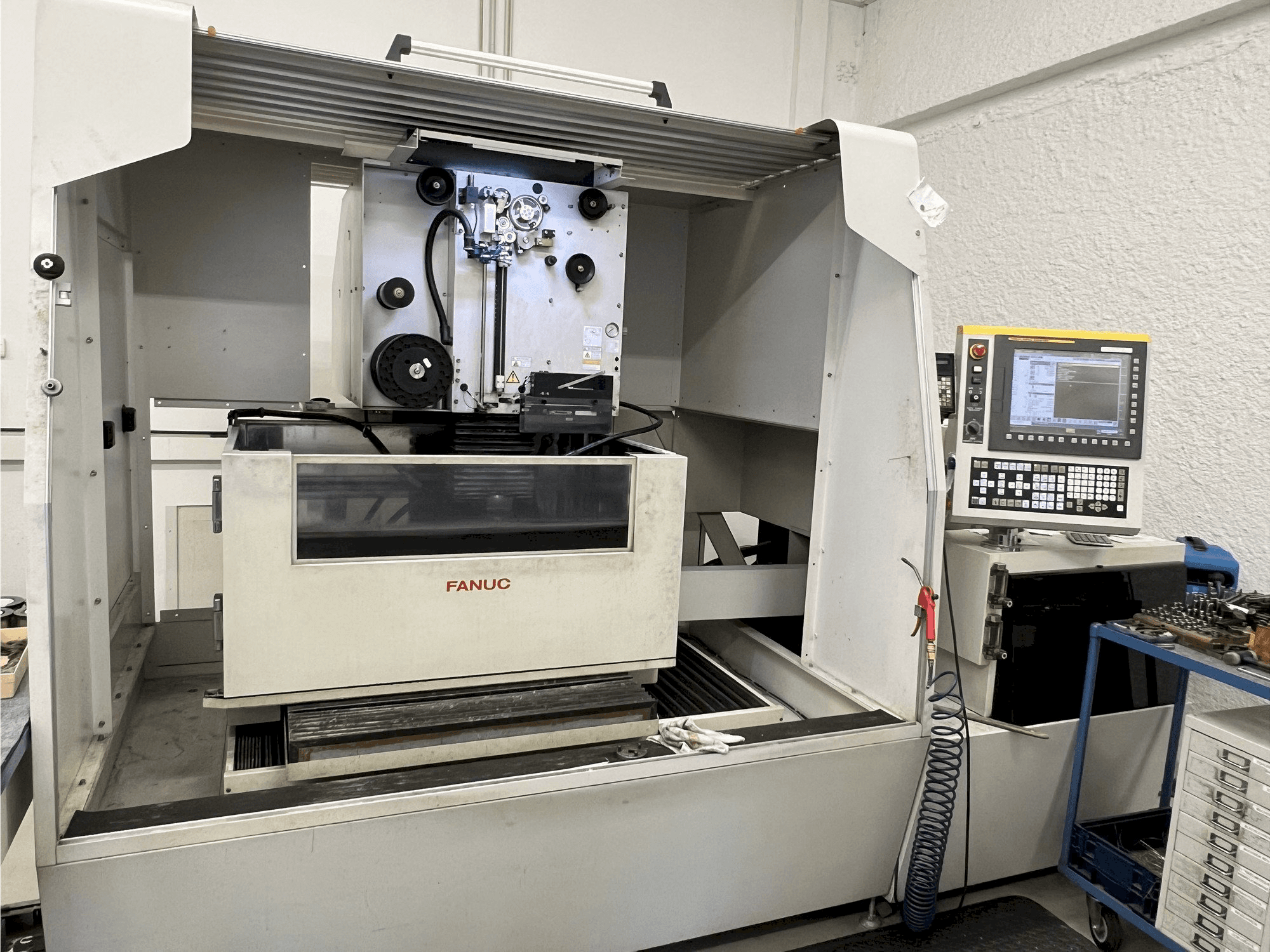 A FANUC Robocut Alpha 1-iD gép elölnézete