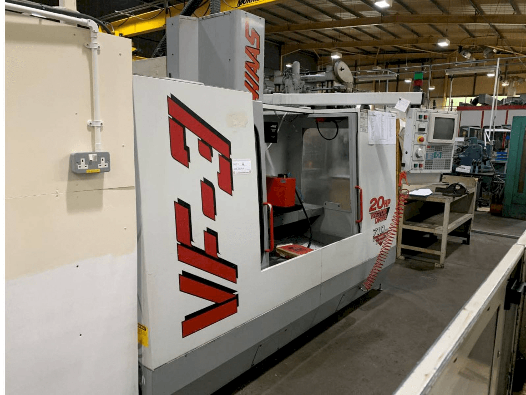 A HAAS VF3 gép elölnézete