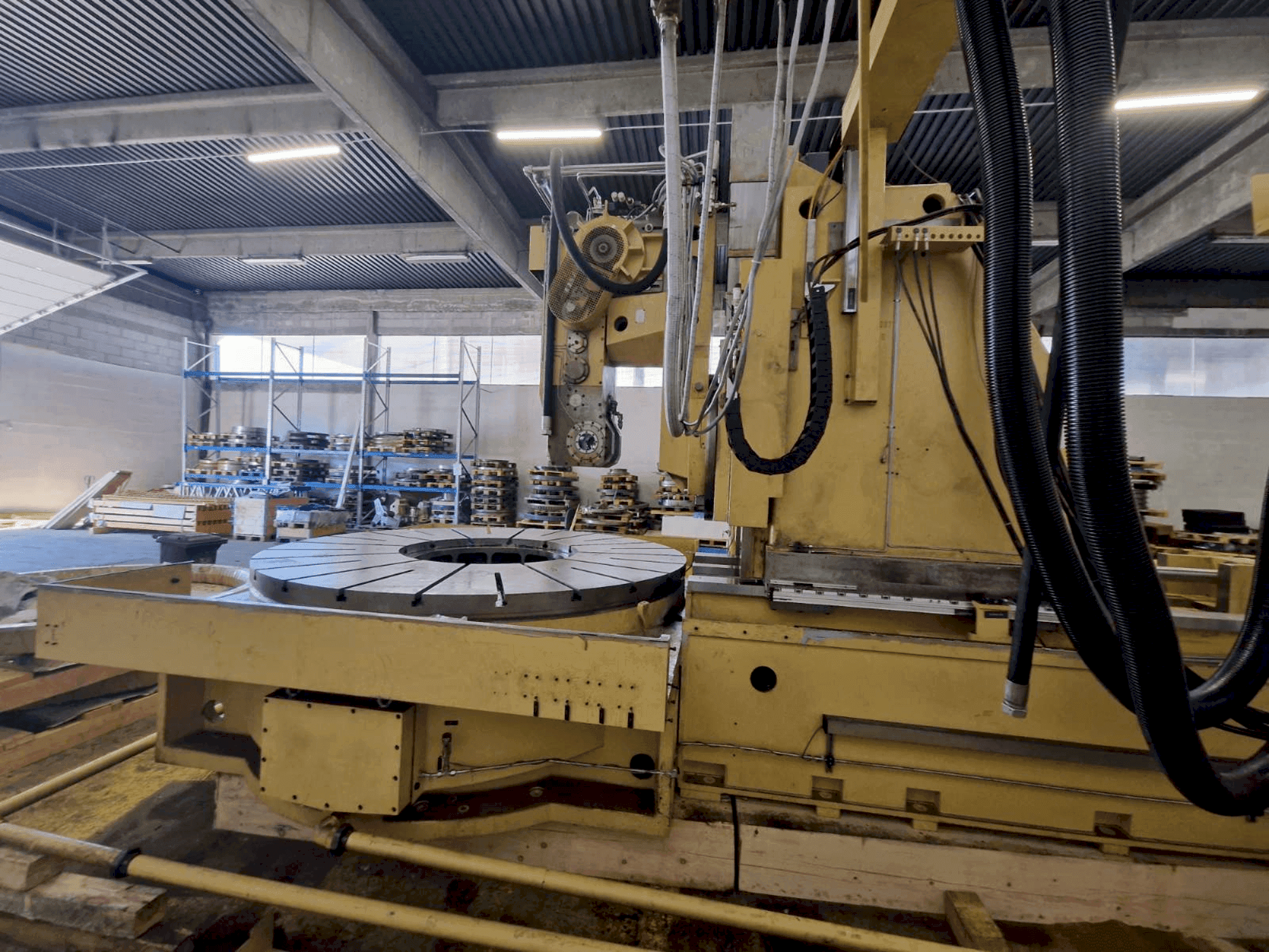 A Gleason PFAUTER P 2800 gép elölnézete