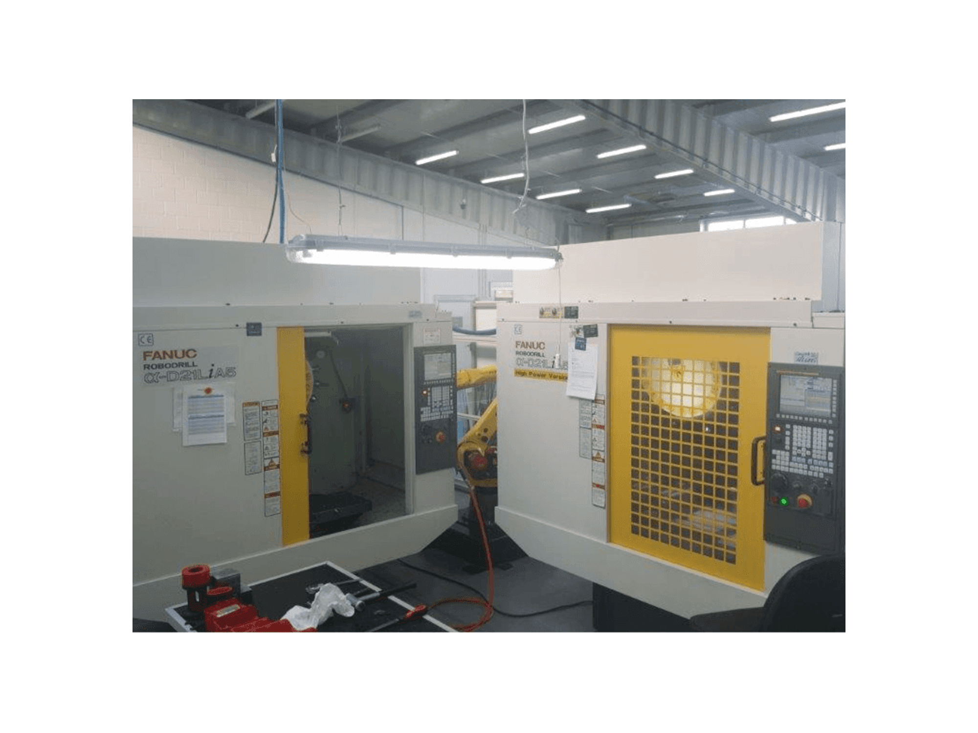 A FANUC RoboDrills D21LiA5 + M20iA/M35 gép elölnézete
