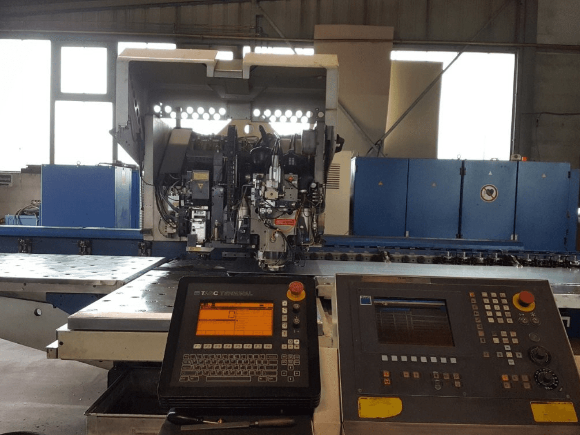 TRUMPF Trumatic 600L lyukasztó-lézer kombináció, előlnézet, a kezelőpanel és a gép részletei műhelyben.