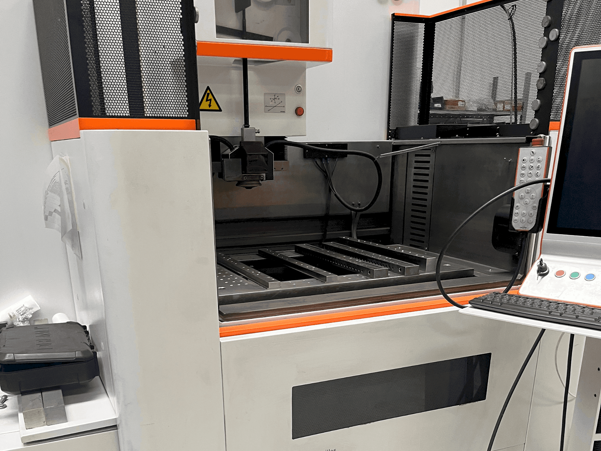 A AgieCharmilles CUT E 600 gép elölnézete