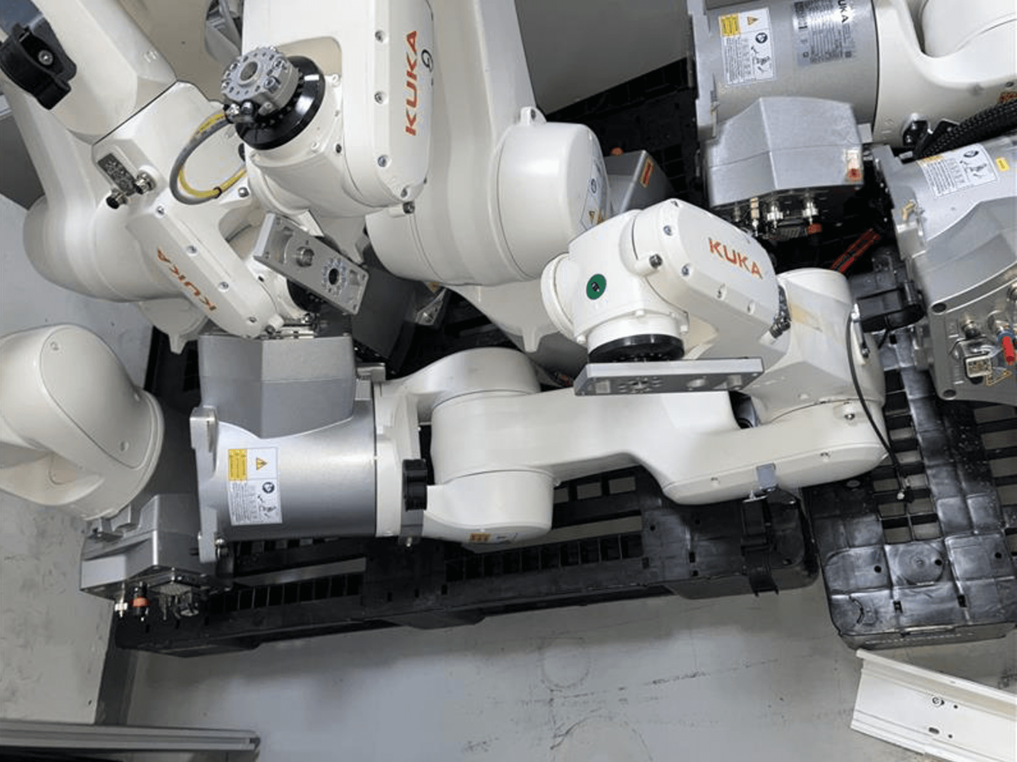 KUKA KR 10 R900-2 robotkar felülnézetből, amely a csuklós ízületeket és hajtómotorokat mutatja be ipari környezetben.