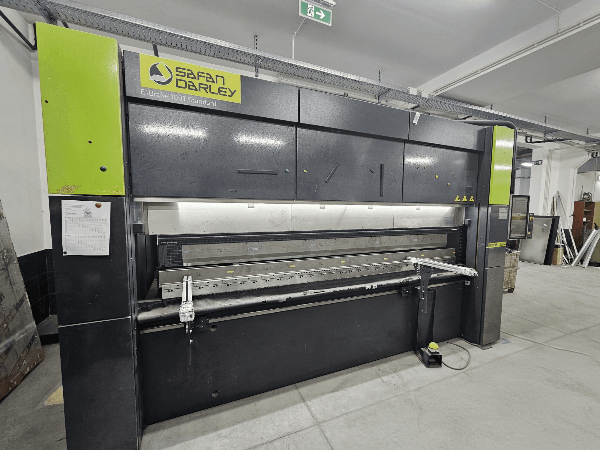 SafanDarley E-Brake 100T Standard, elölnézet; hidraulikus hajlítógép kezelőpanellel, lábpedállal és biztonsági berendezésekkel.