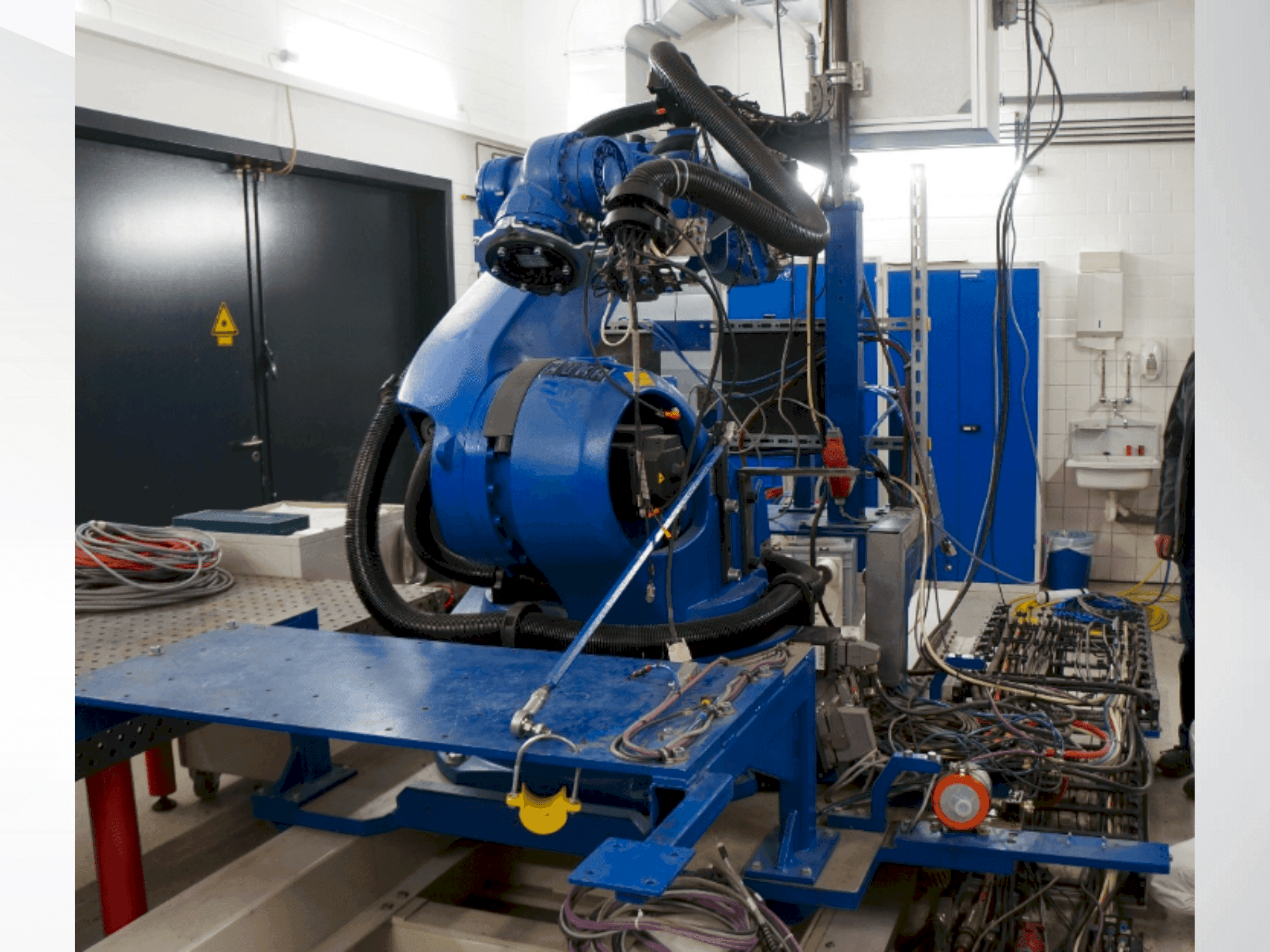 A KUKA KR 100-2 HA 2000 gép oldalnézete