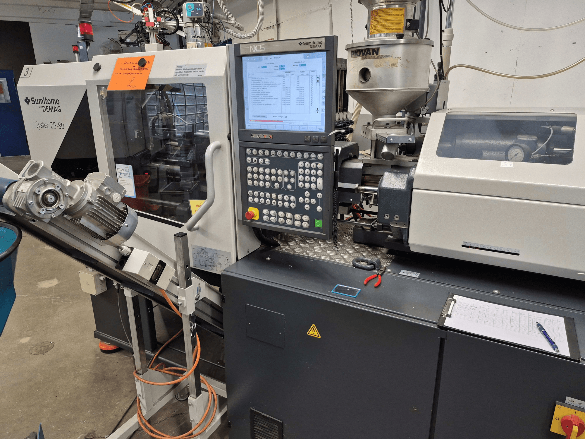 SUMITOMO SHI DEMAG Systec 25/320-80 hidraulikus fröccsöntőgép, elölnézet, amelyen látható a vezérlőpanel és az adagolórendszer.