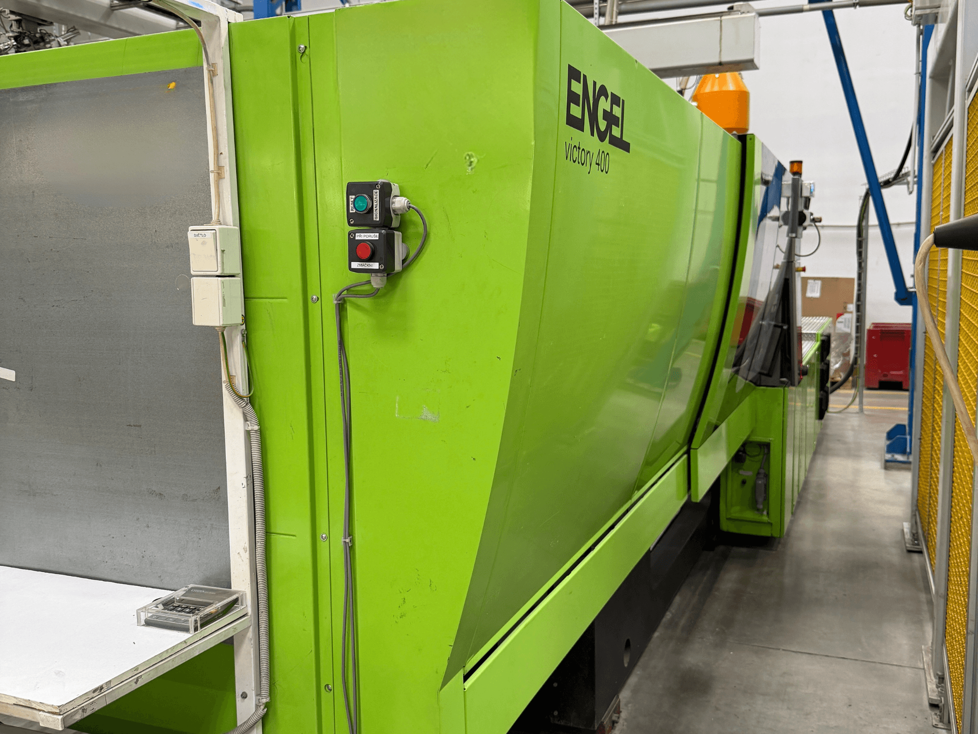 Engel Victory 400 hidraulikus fröccsöntőgép, oldalnézet, vezérlőpanellel és zöld külső burkolattal.
