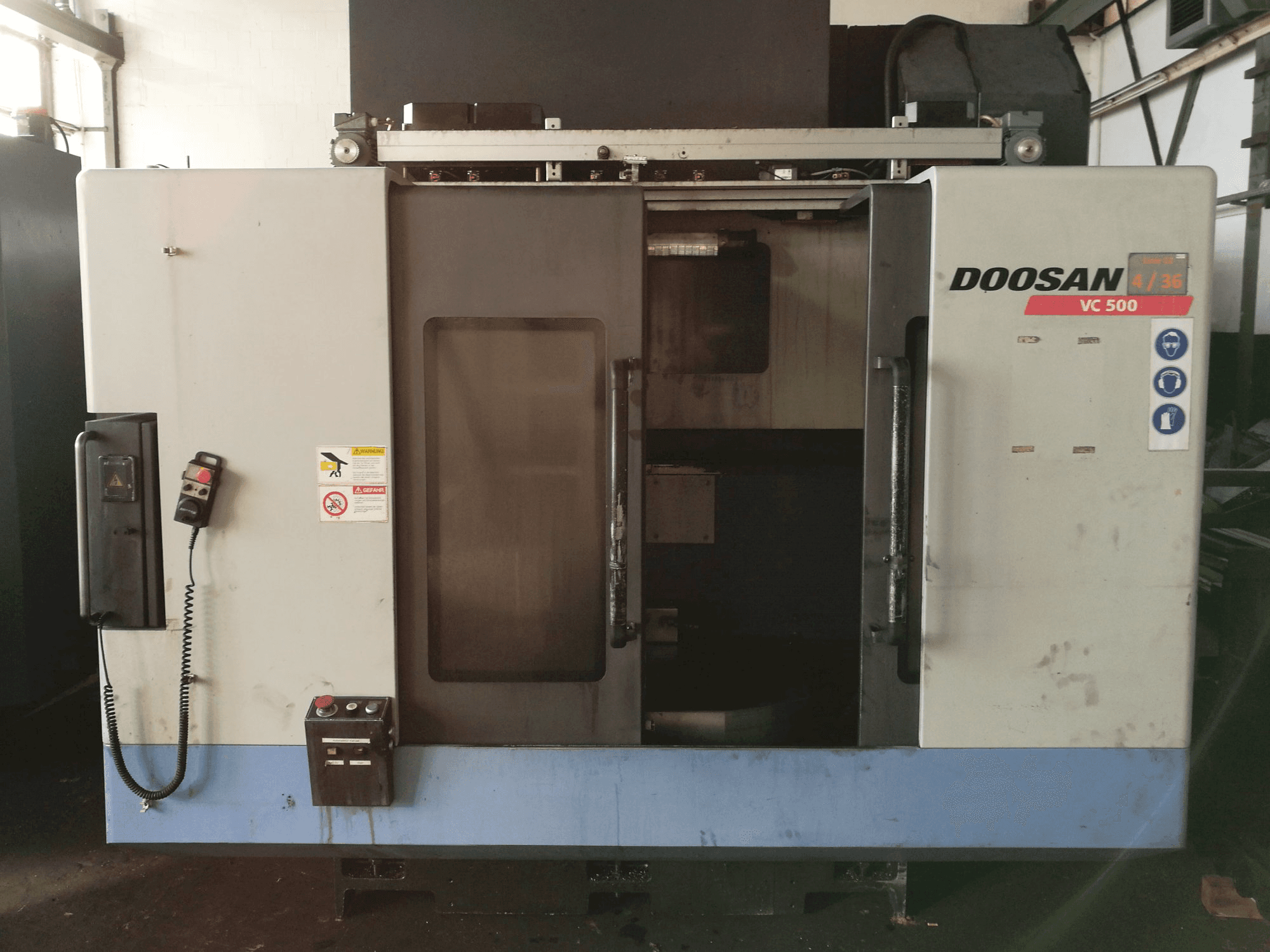 A Doosan VC 500 gép elölnézete