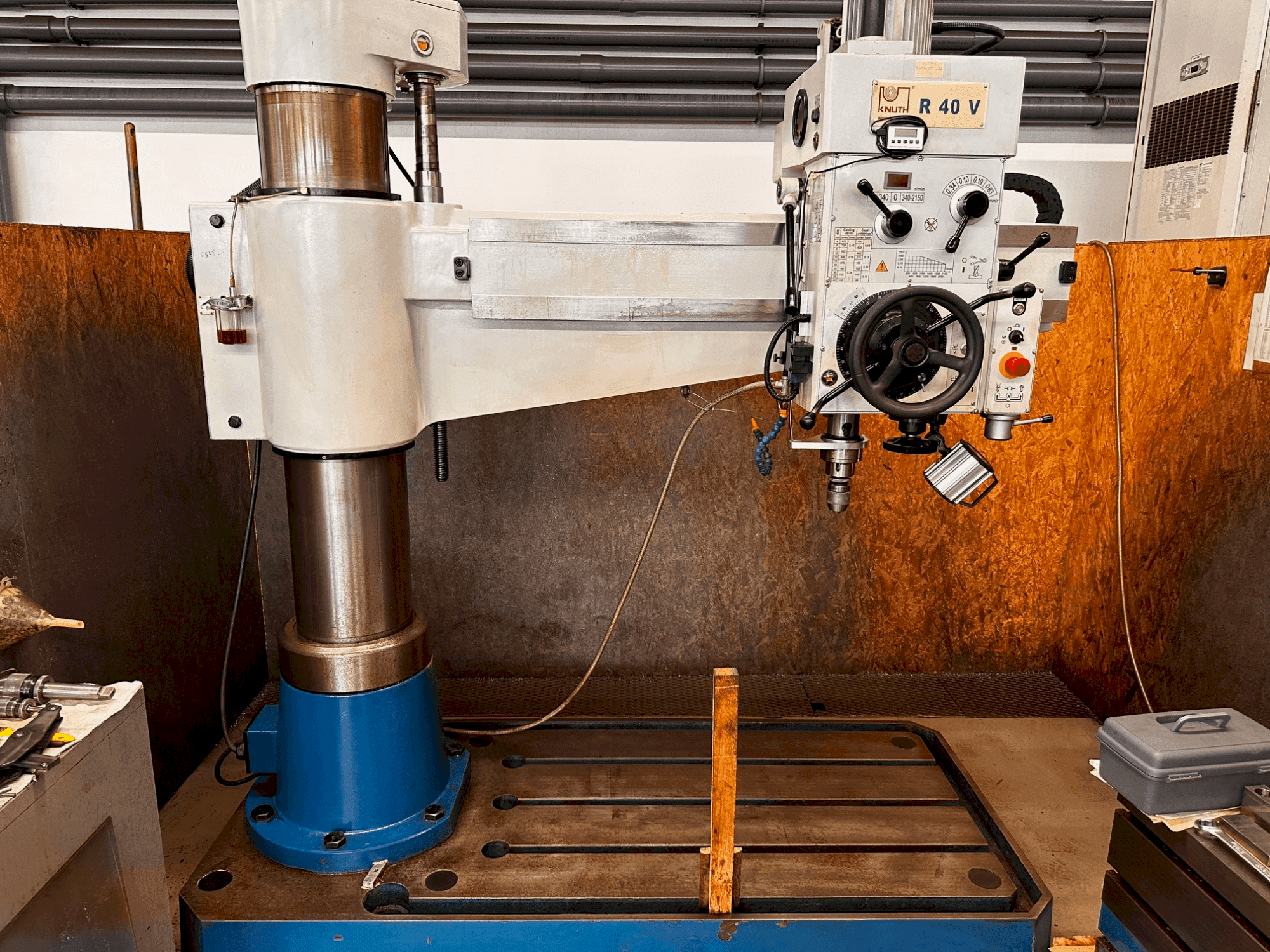 A KNUTH R40V gép elölnézete
