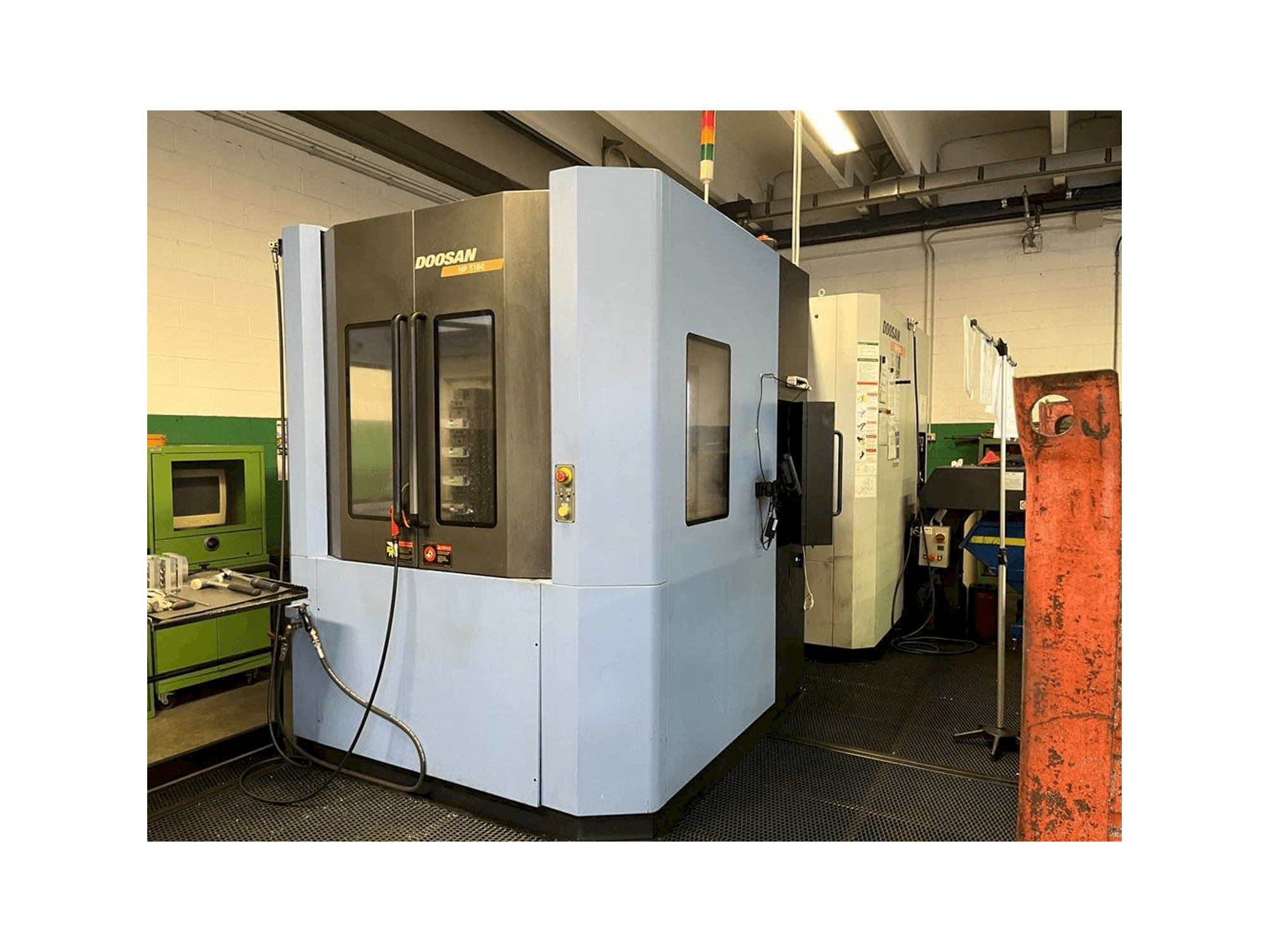 A Doosan HP5100 gép oldalnézete