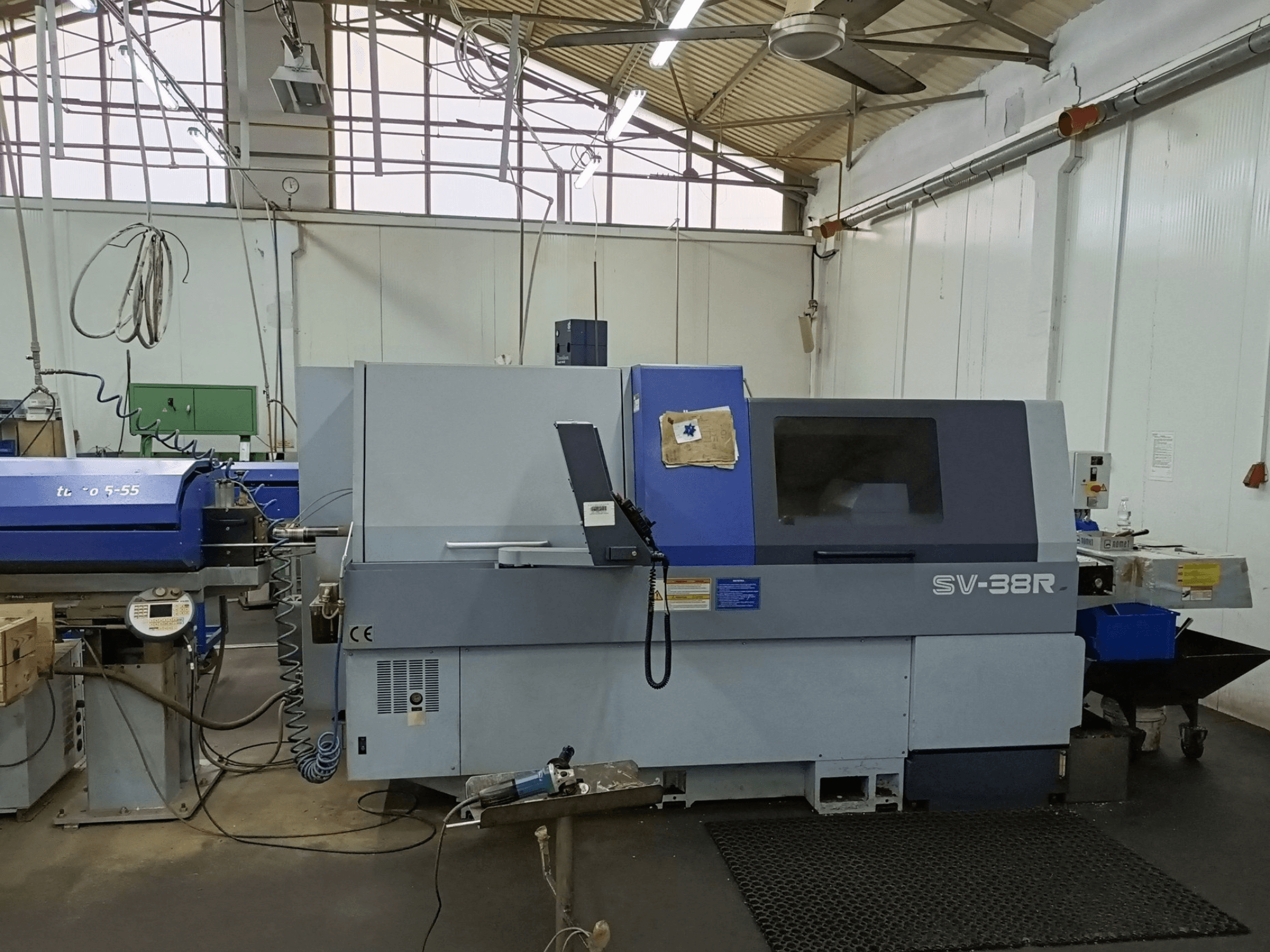 STAR MICRONICS SV-38R B típusú svájci típusú eszterga, elölnézet a vezérlőpanellel és a megmunkálási területtel.