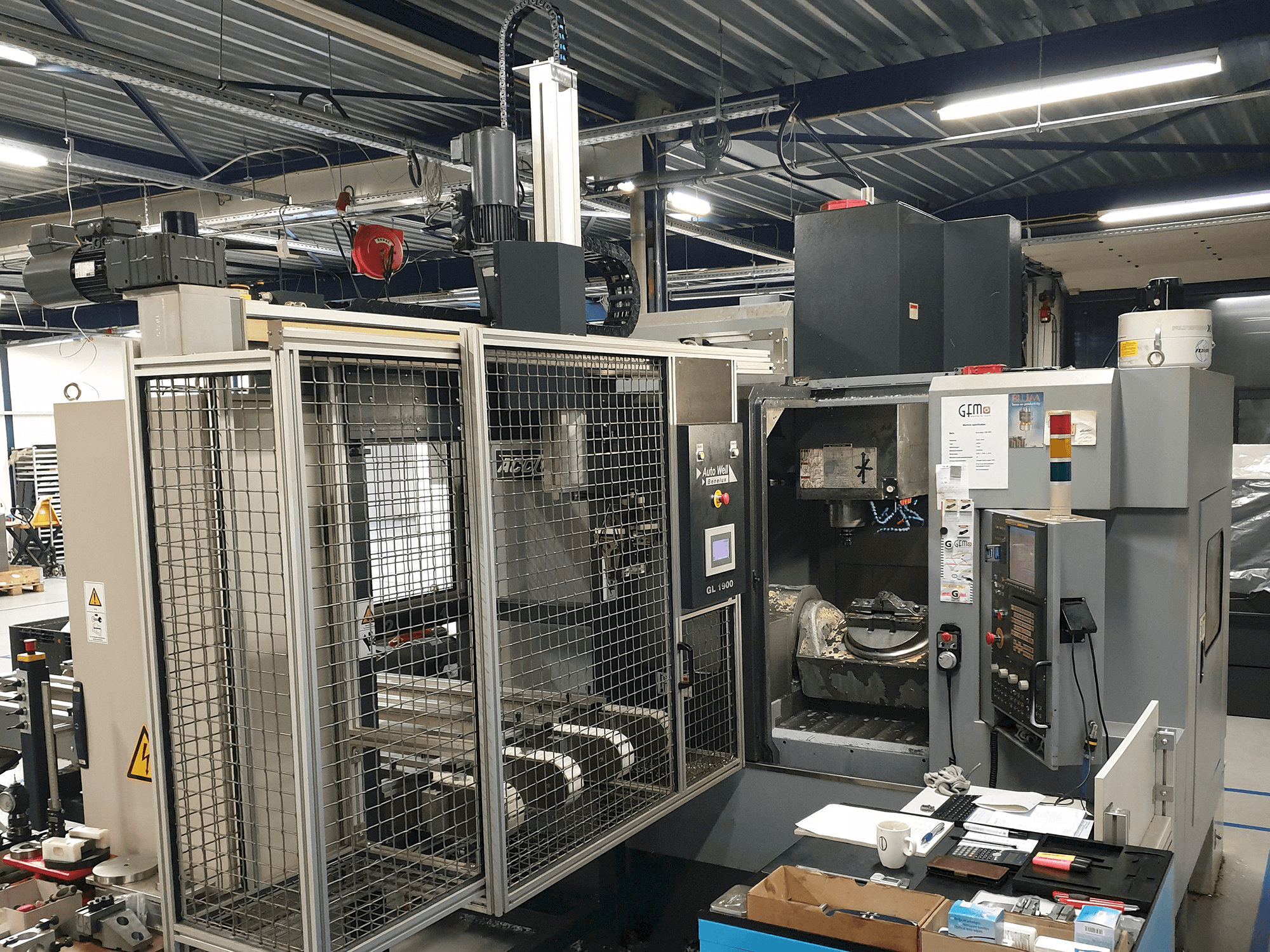 A ACCUWAY UM - 350V5 gép bal oldali nézete
