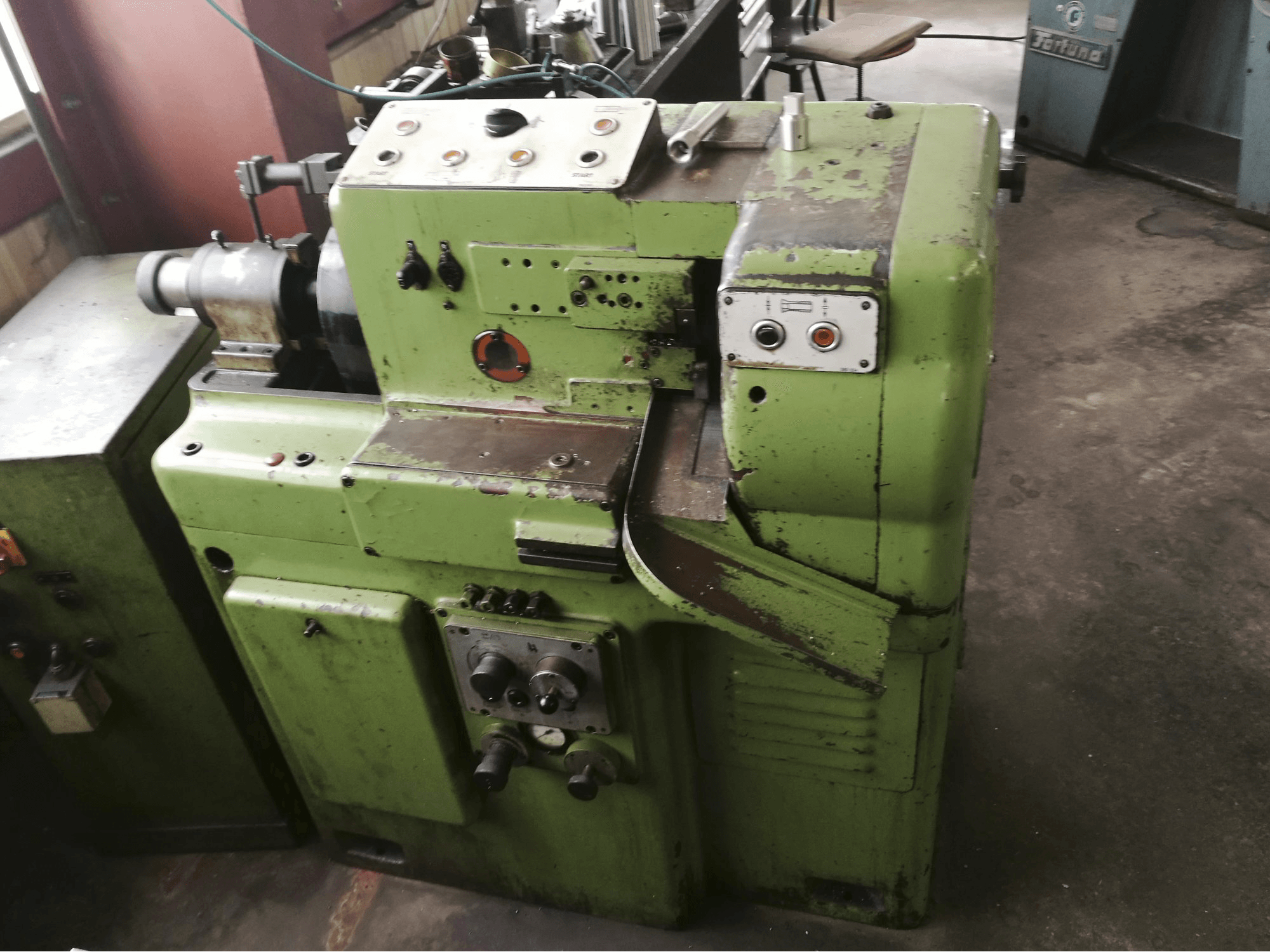 A Hahn+Kolb Tornomat 2-672 gép elölnézete