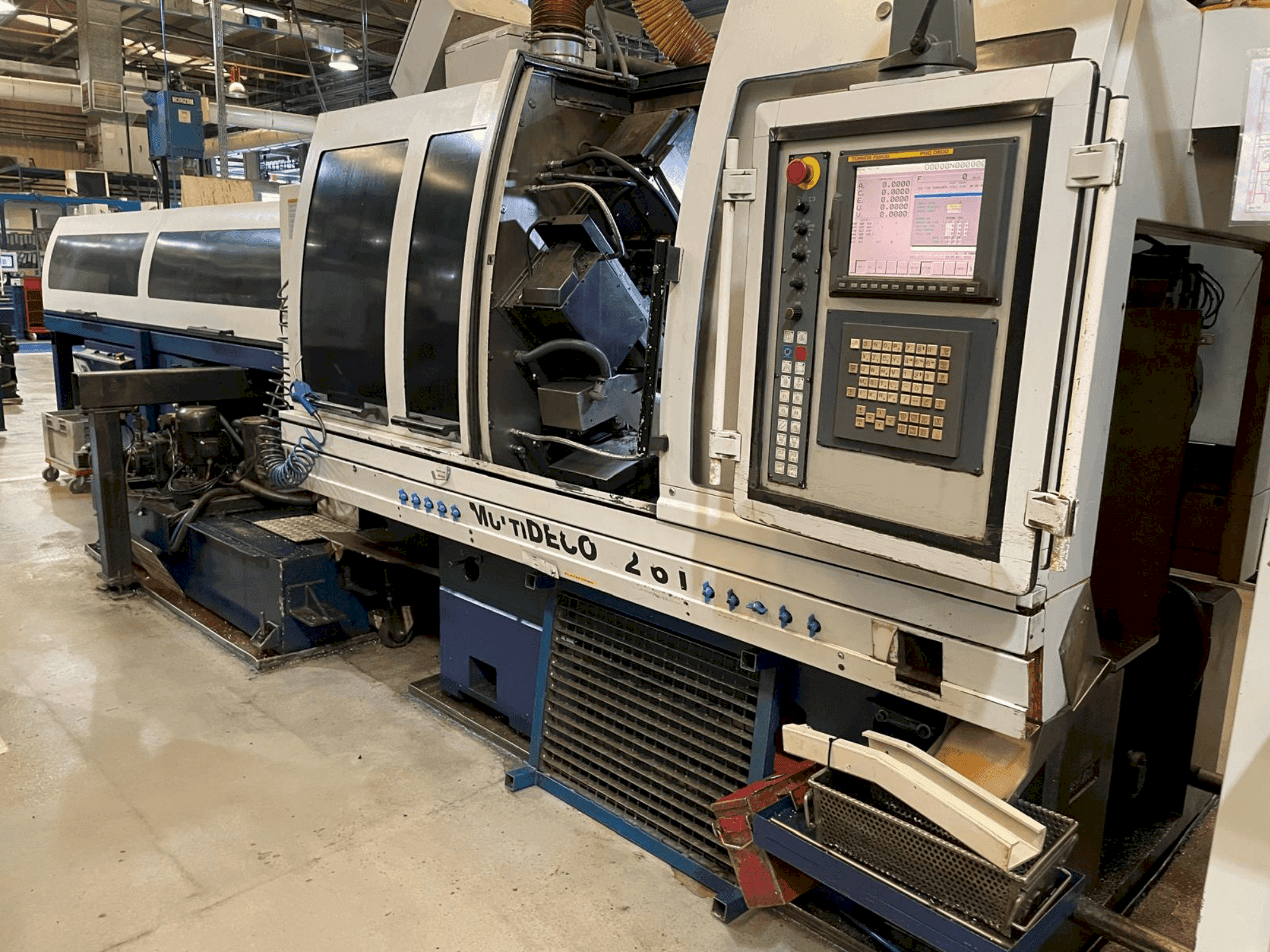 A TORNOS MultiDeco 32-6i gép elölnézete