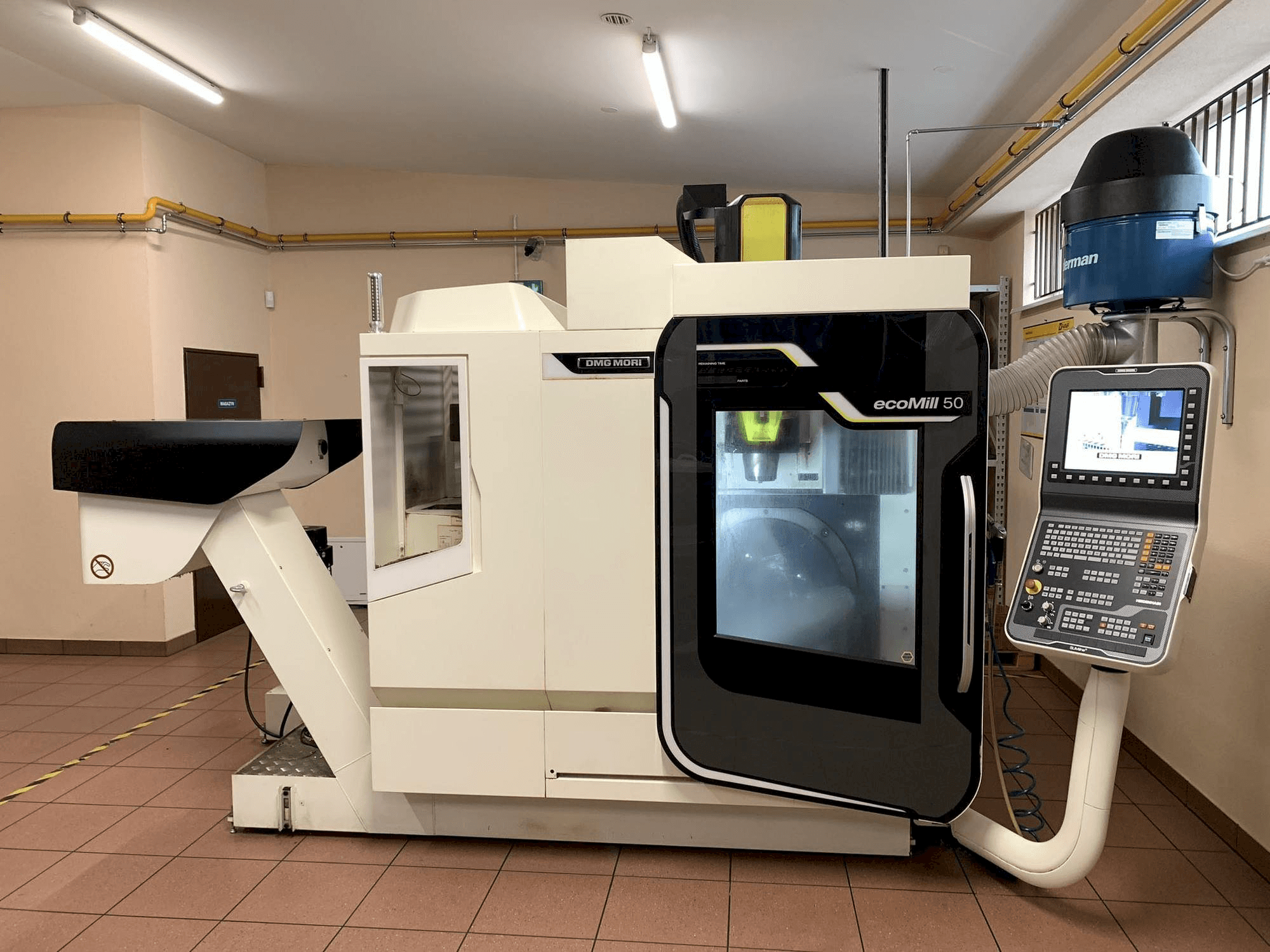 A DMG MORI ecoMill 50 gép elölnézete